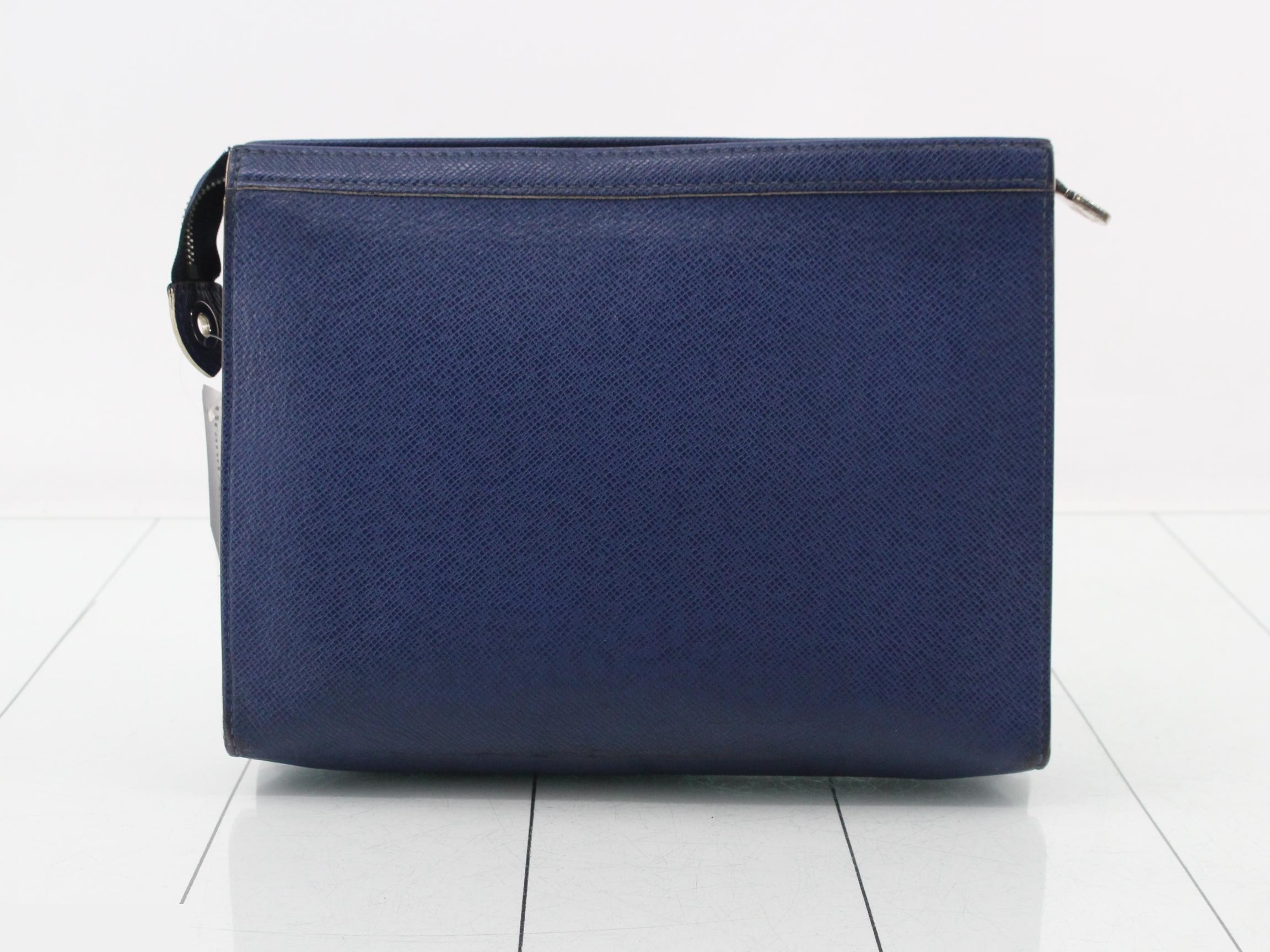 LV Pochette Voyage MM Cobalt Taiga — view 2