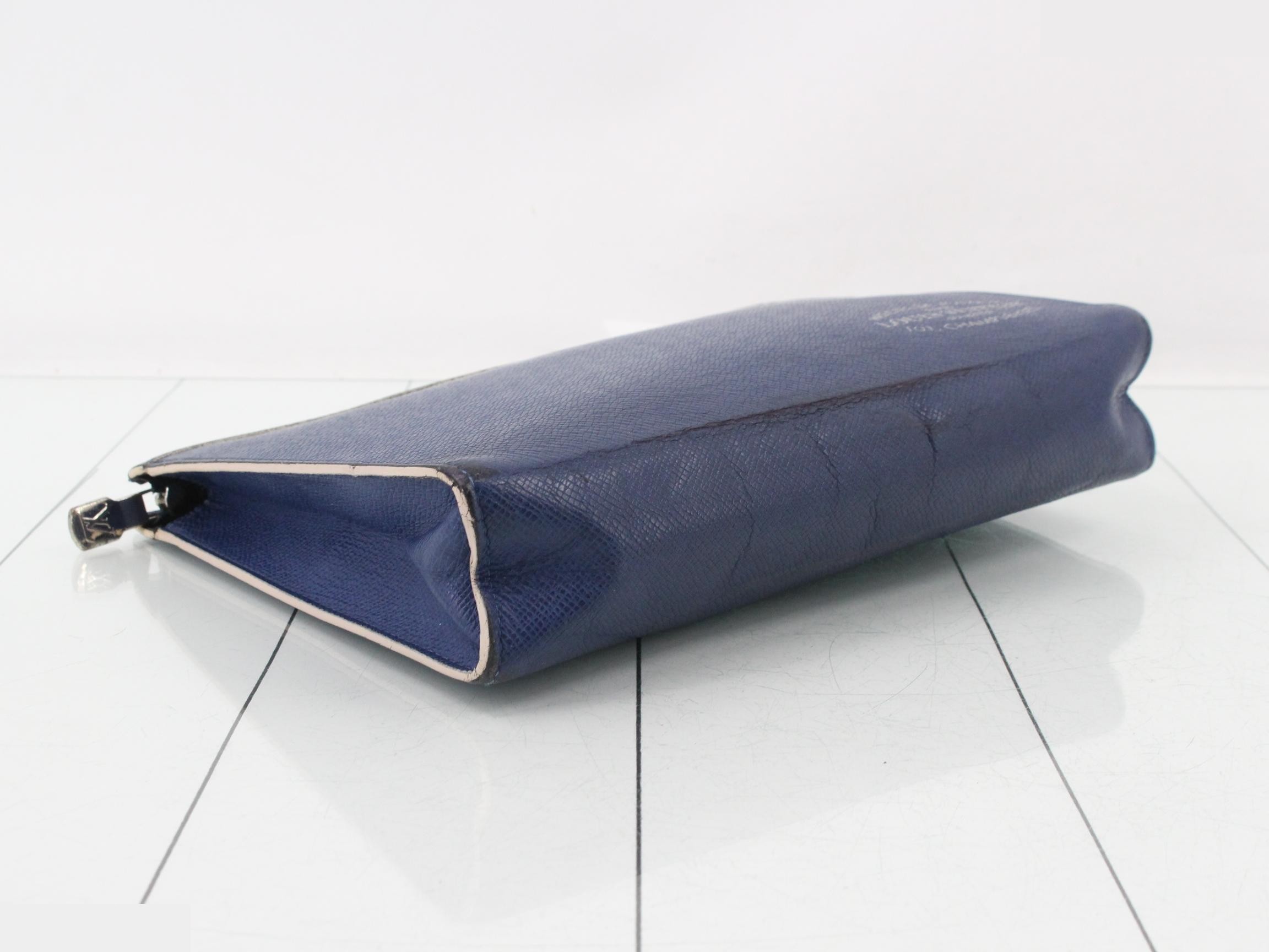 LV Pochette Voyage MM Cobalt Taiga — view 5