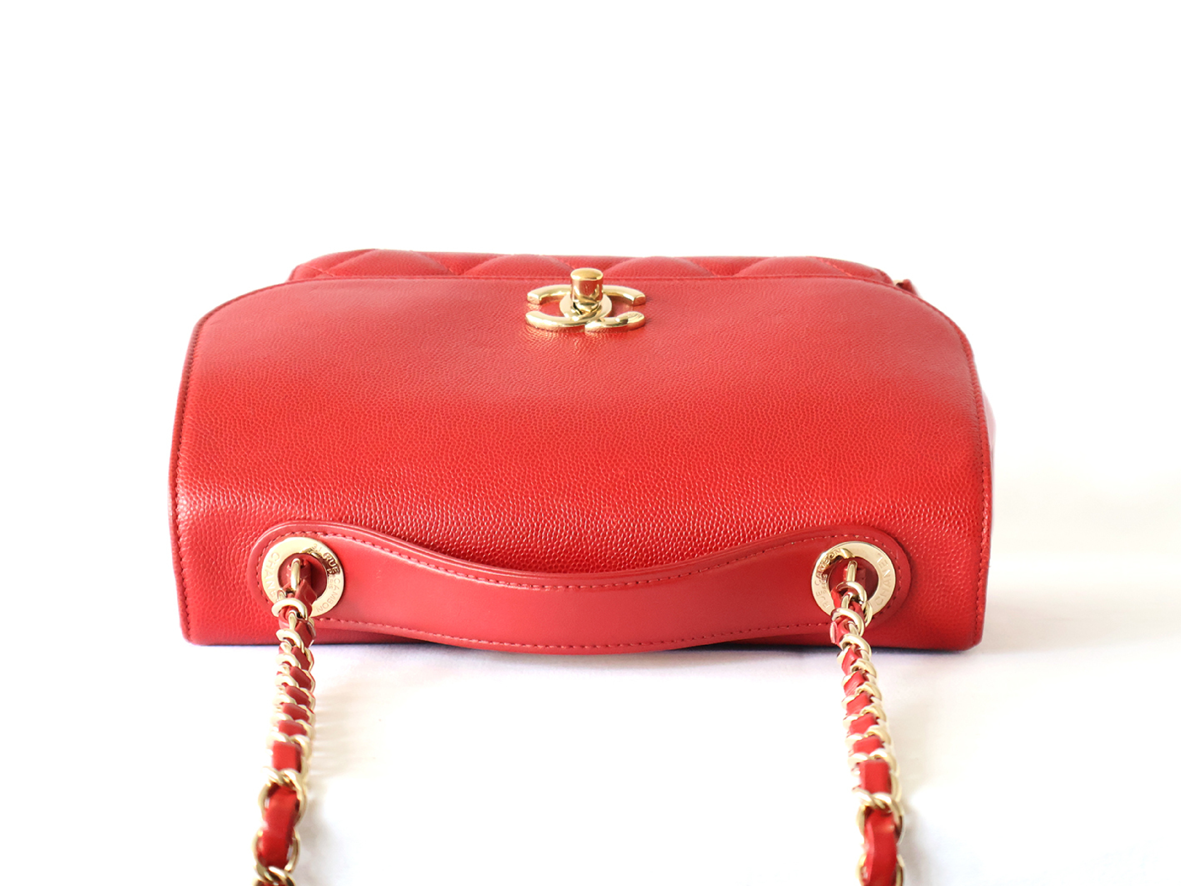 (with original seal, serial number 23 series) Caviar leather Matelassé 2-way chain shoulder bag, red. — view 5