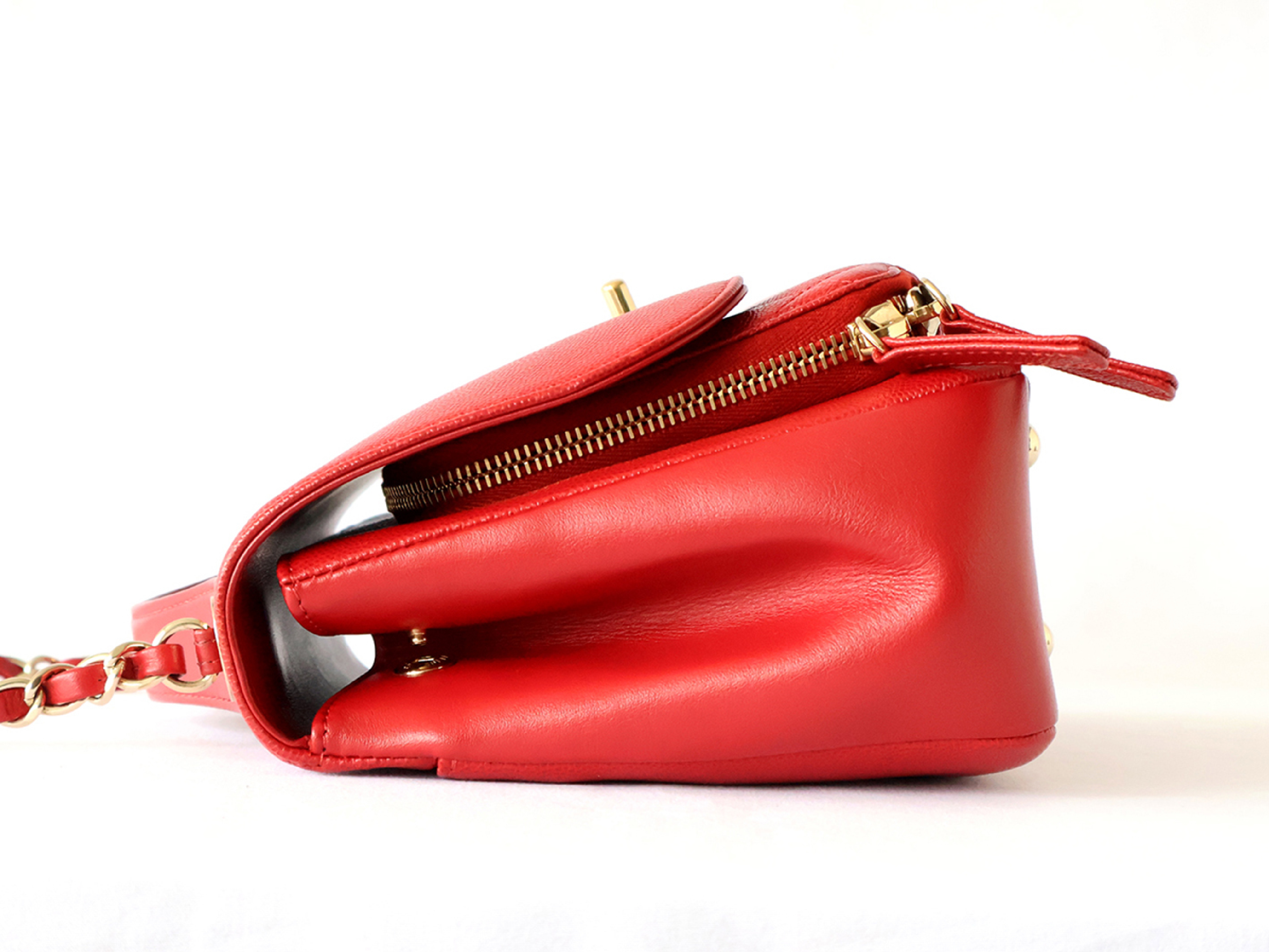 (with original seal, serial number 23 series) Caviar leather Matelassé 2-way chain shoulder bag, red. — view 8