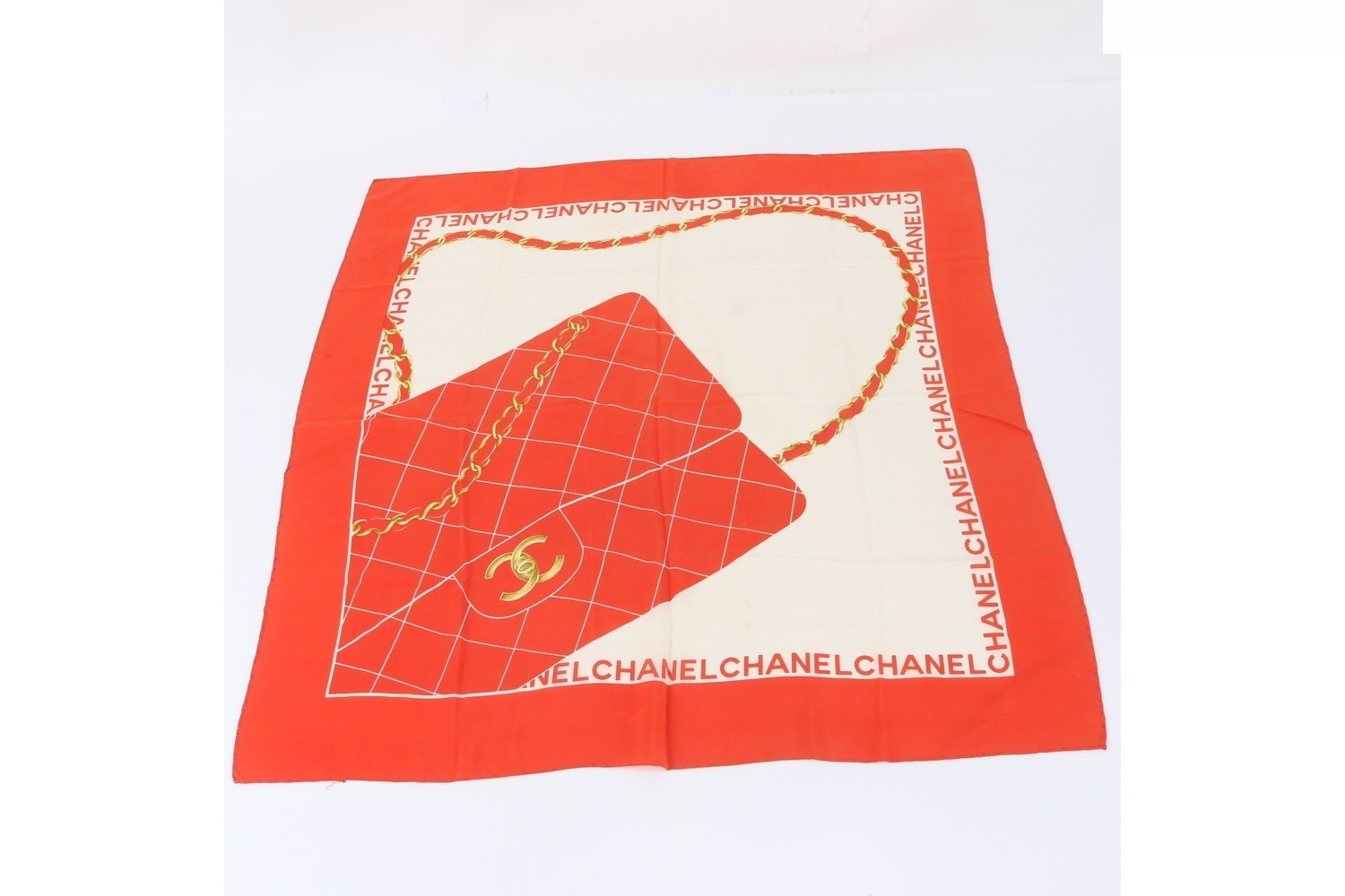 Matelassé bag, patterned scarf