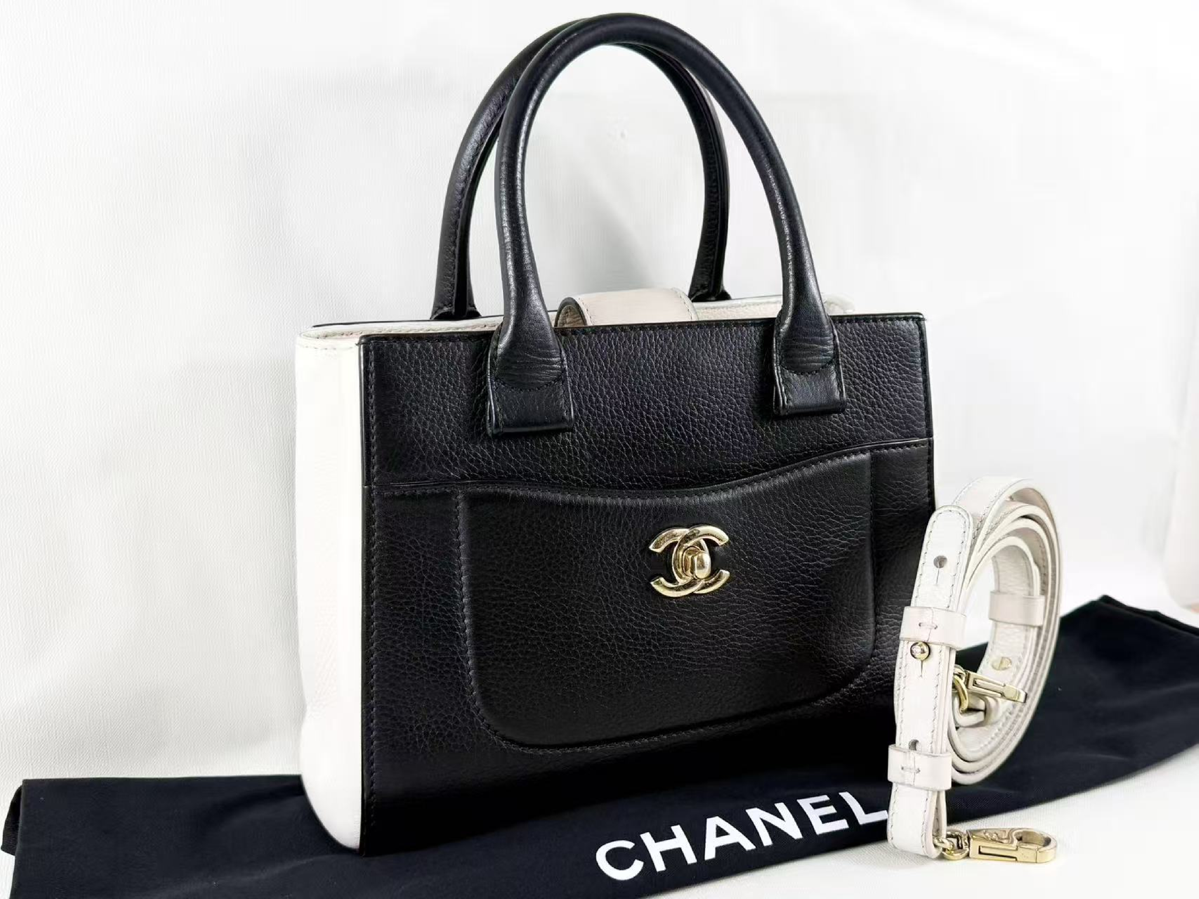 Executive Neo Black x White 2-way Shoulder Bag, W22/H16/D10cm (approx.), serial number in the 23 range, with strap and seal, gold hardware, 23789592. — view 2