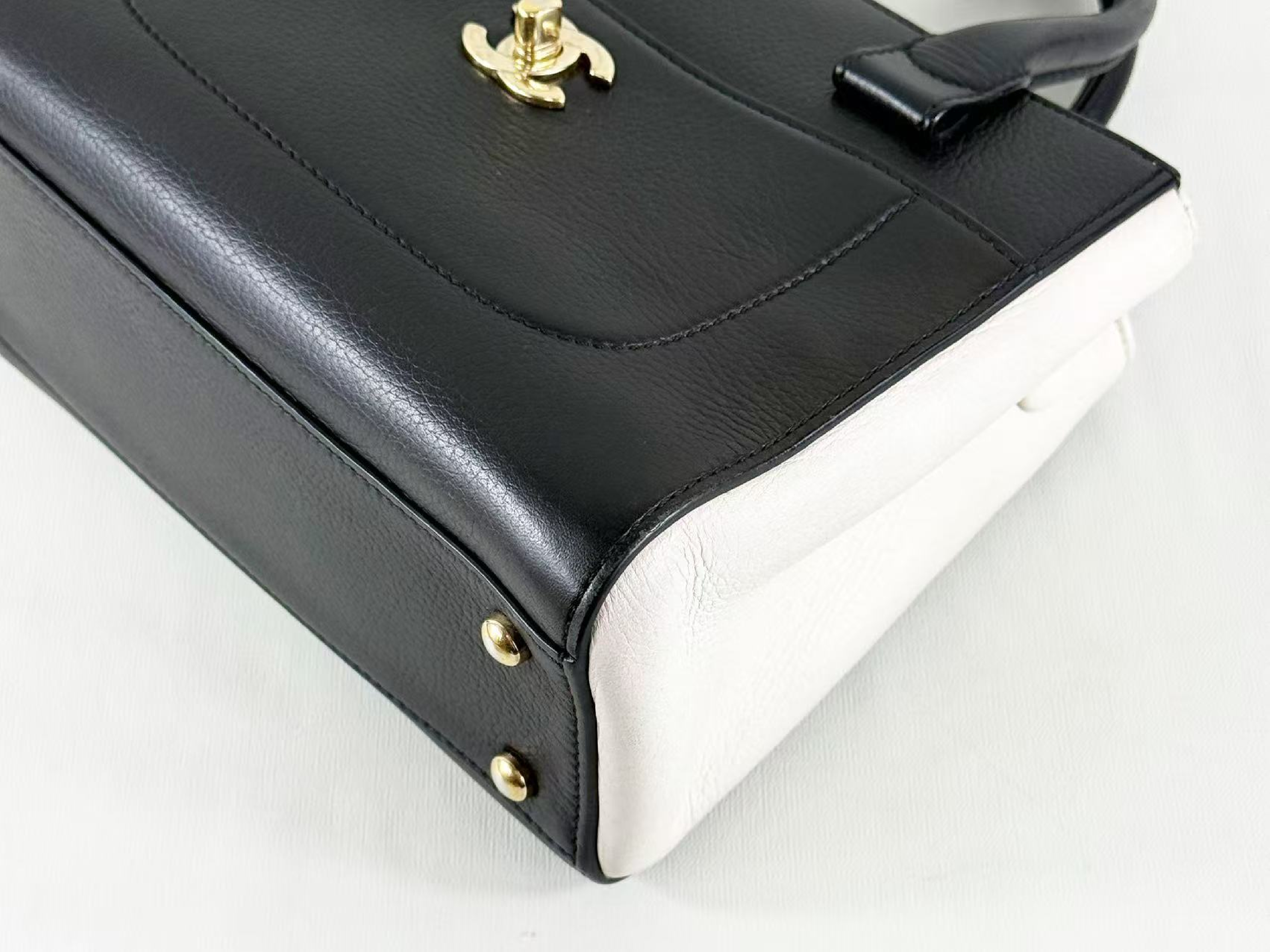 Executive Neo Black x White 2-way Shoulder Bag, W22/H16/D10cm (approx.), serial number in the 23 range, with strap and seal, gold hardware, 23789592. — view 11