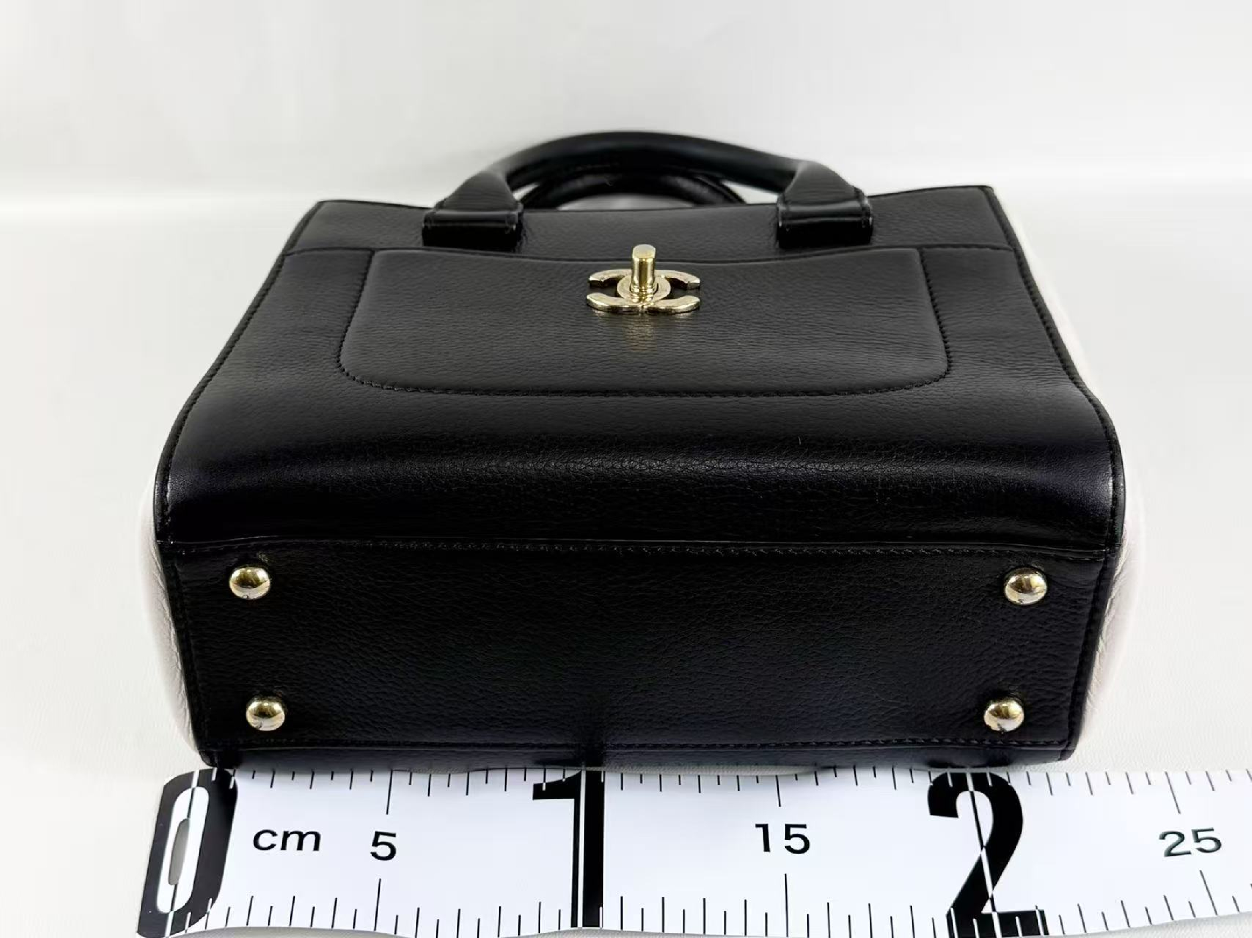 Executive Neo Black x White 2-way Shoulder Bag, W22/H16/D10cm (approx.), serial number in the 23 range, with strap and seal, gold hardware, 23789592. — view 3