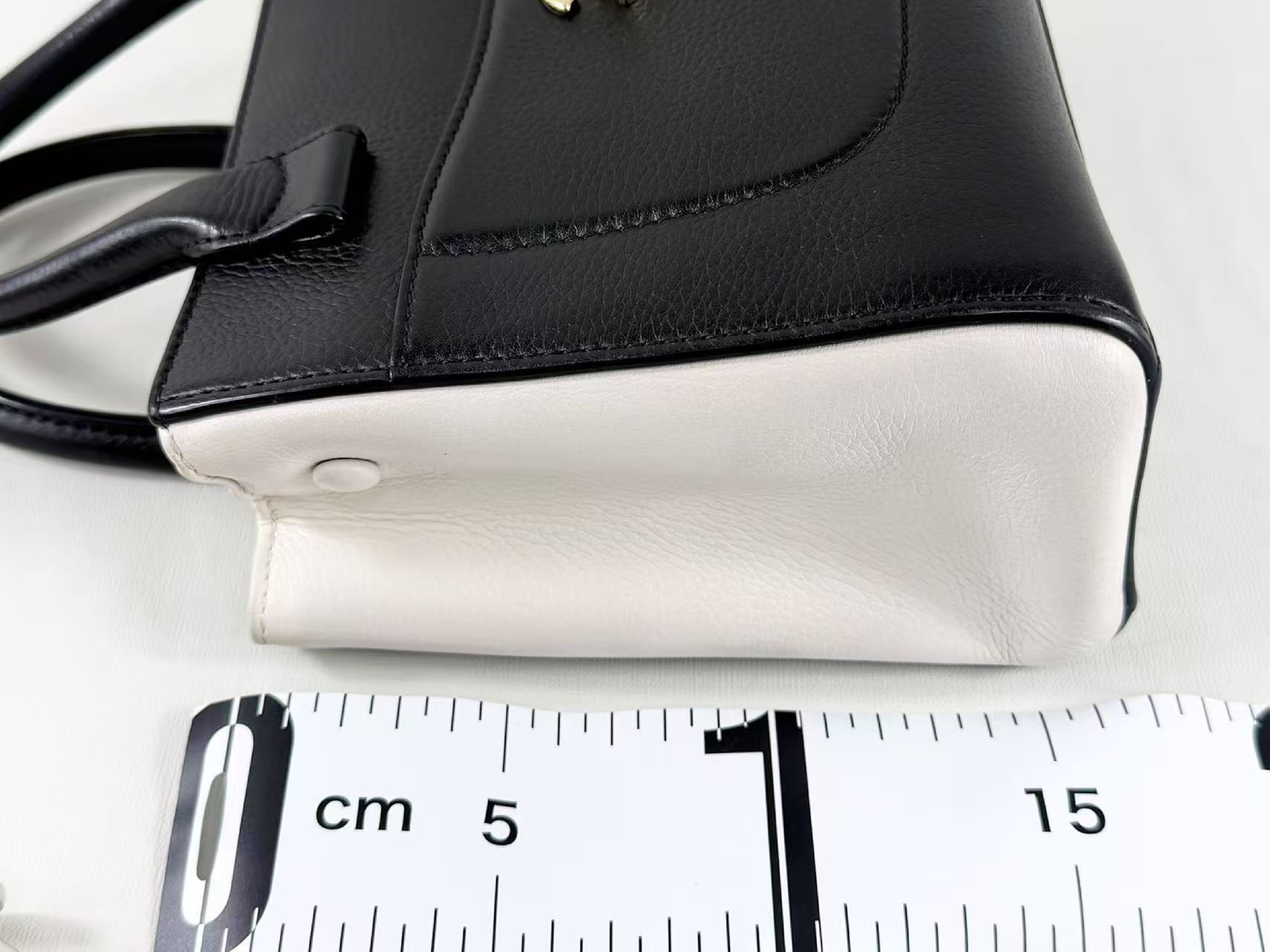 Executive Neo Black x White 2-way Shoulder Bag, W22/H16/D10cm (approx.), serial number in the 23 range, with strap and seal, gold hardware, 23789592. — view 4