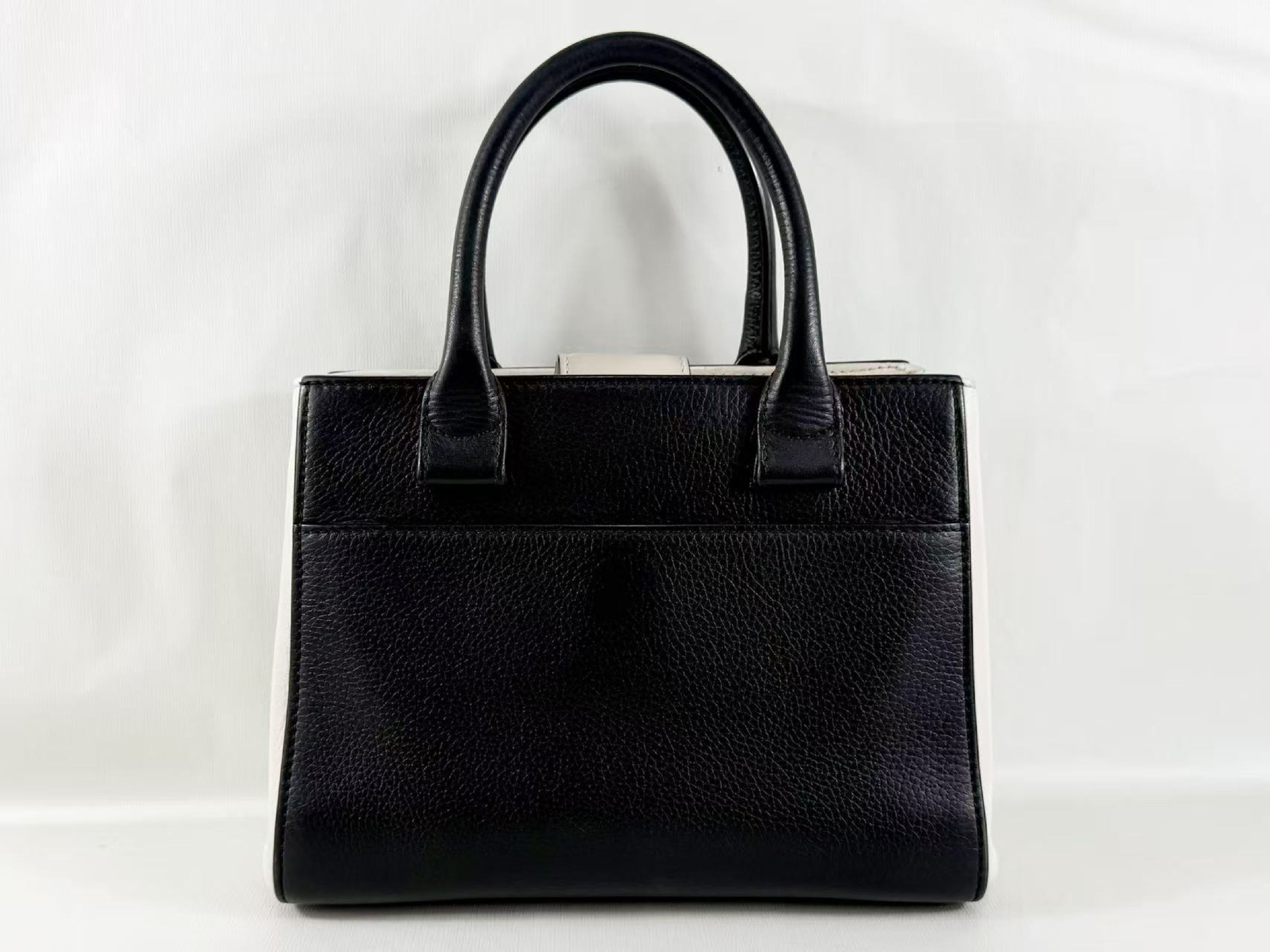 Executive Neo Black x White 2-way Shoulder Bag, W22/H16/D10cm (approx.), serial number in the 23 range, with strap and seal, gold hardware, 23789592. — view 5
