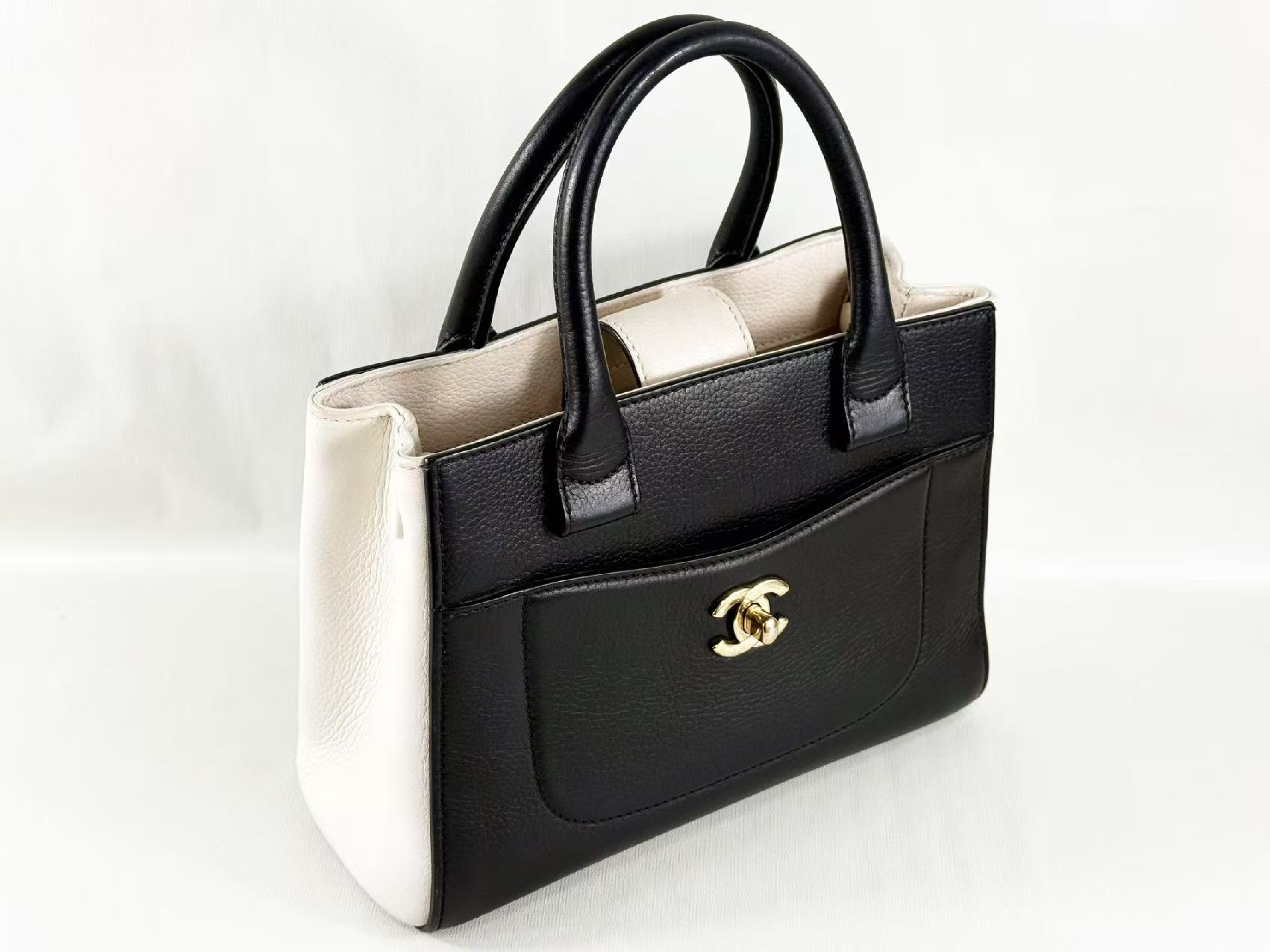 Executive Neo Black x White 2-way Shoulder Bag, W22/H16/D10cm (approx.), serial number in the 23 range, with strap and seal, gold hardware, 23789592. — view 6