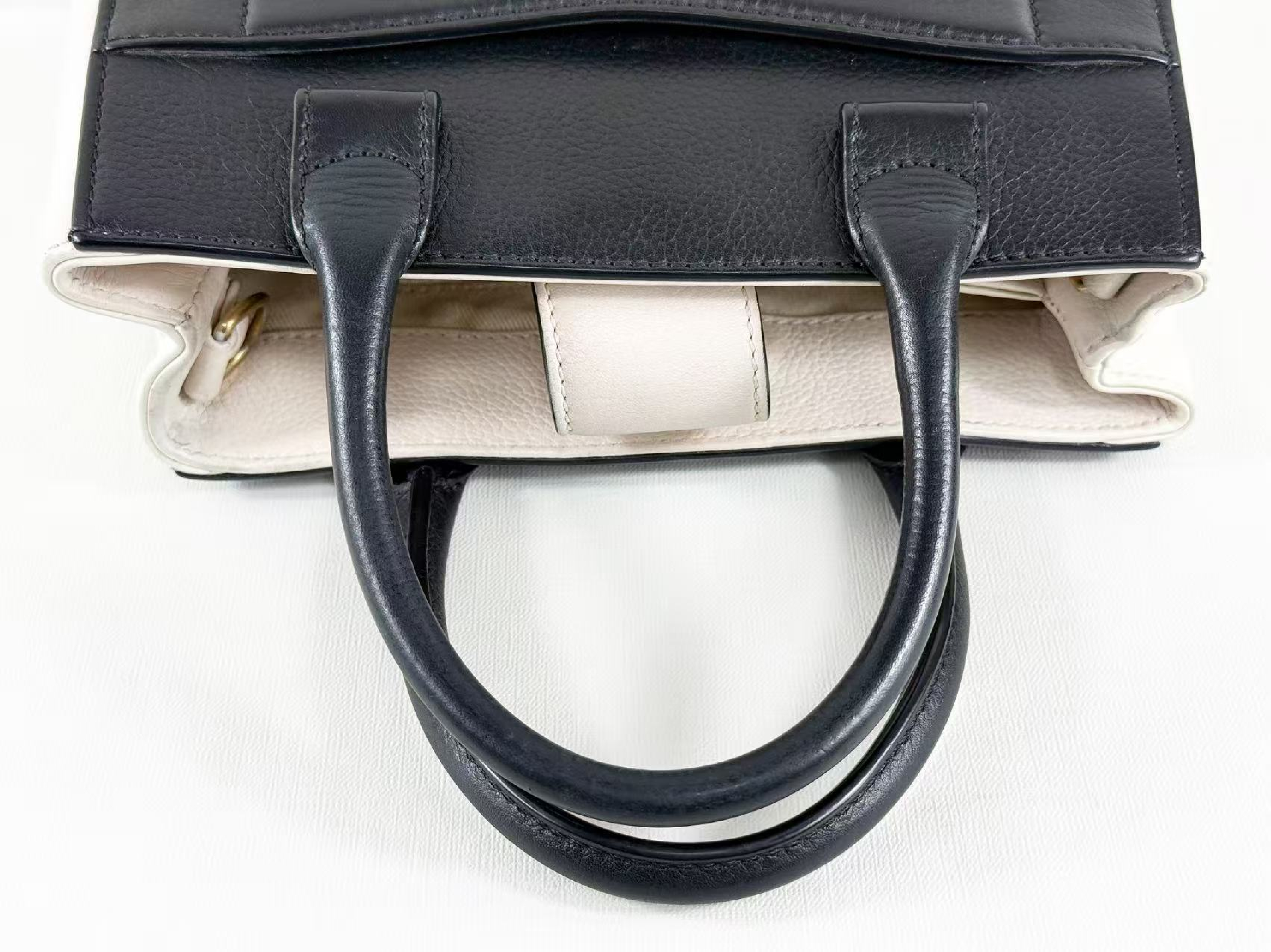 Executive Neo Black x White 2-way Shoulder Bag, W22/H16/D10cm (approx.), serial number in the 23 range, with strap and seal, gold hardware, 23789592. — view 7