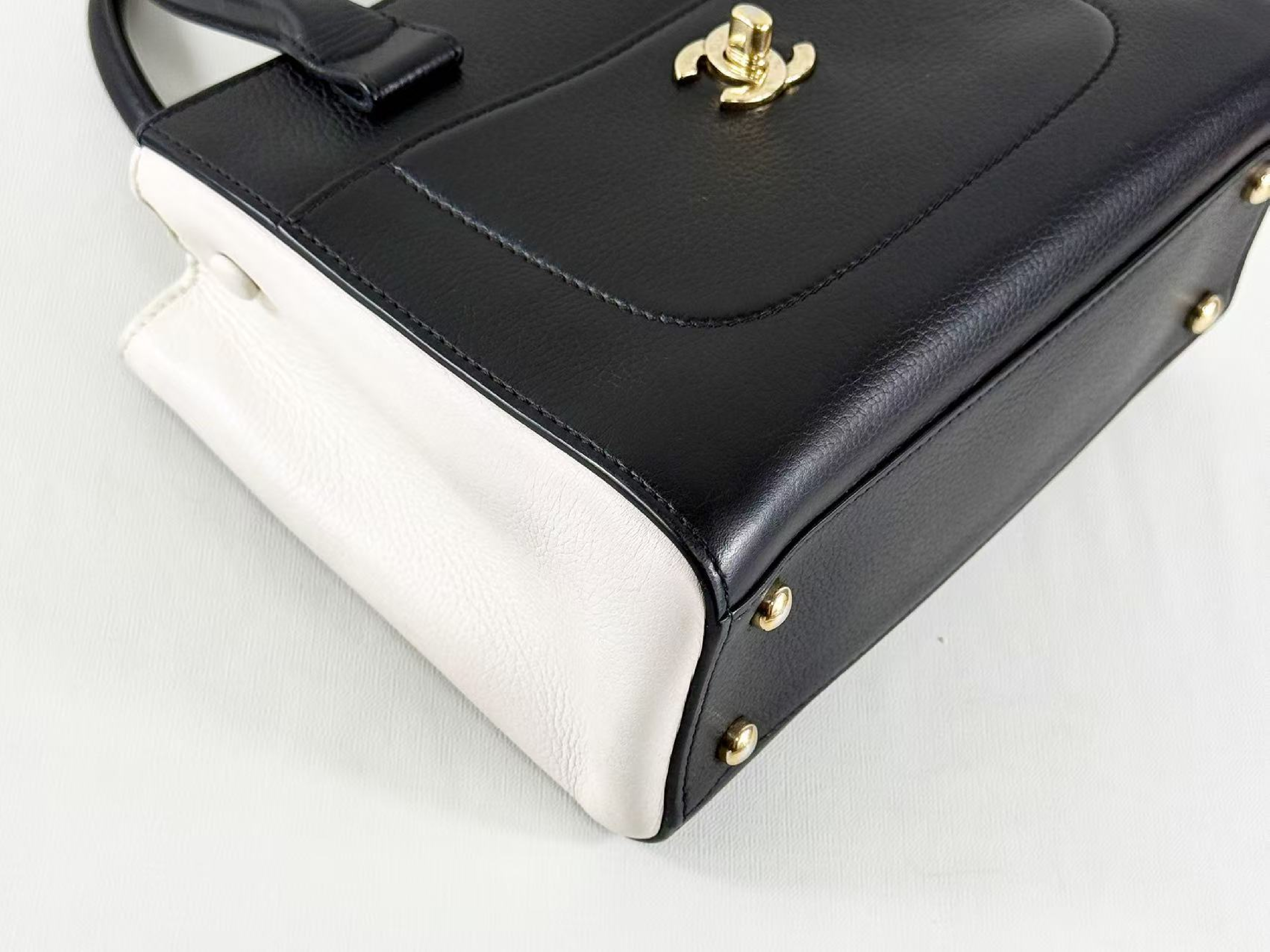 Executive Neo Black x White 2-way Shoulder Bag, W22/H16/D10cm (approx.), serial number in the 23 range, with strap and seal, gold hardware, 23789592. — view 10