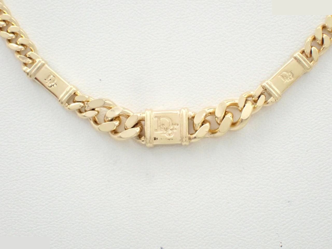 Other lines: Precious metal necklaces and pendants, total length approximately 44 cm.