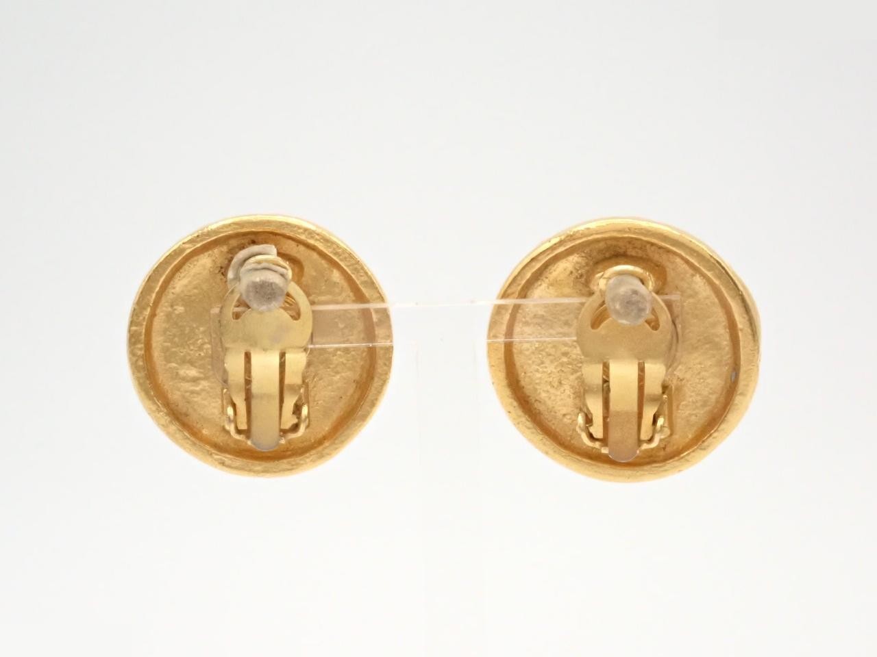 Matelassé (precious metal) earrings — view 2