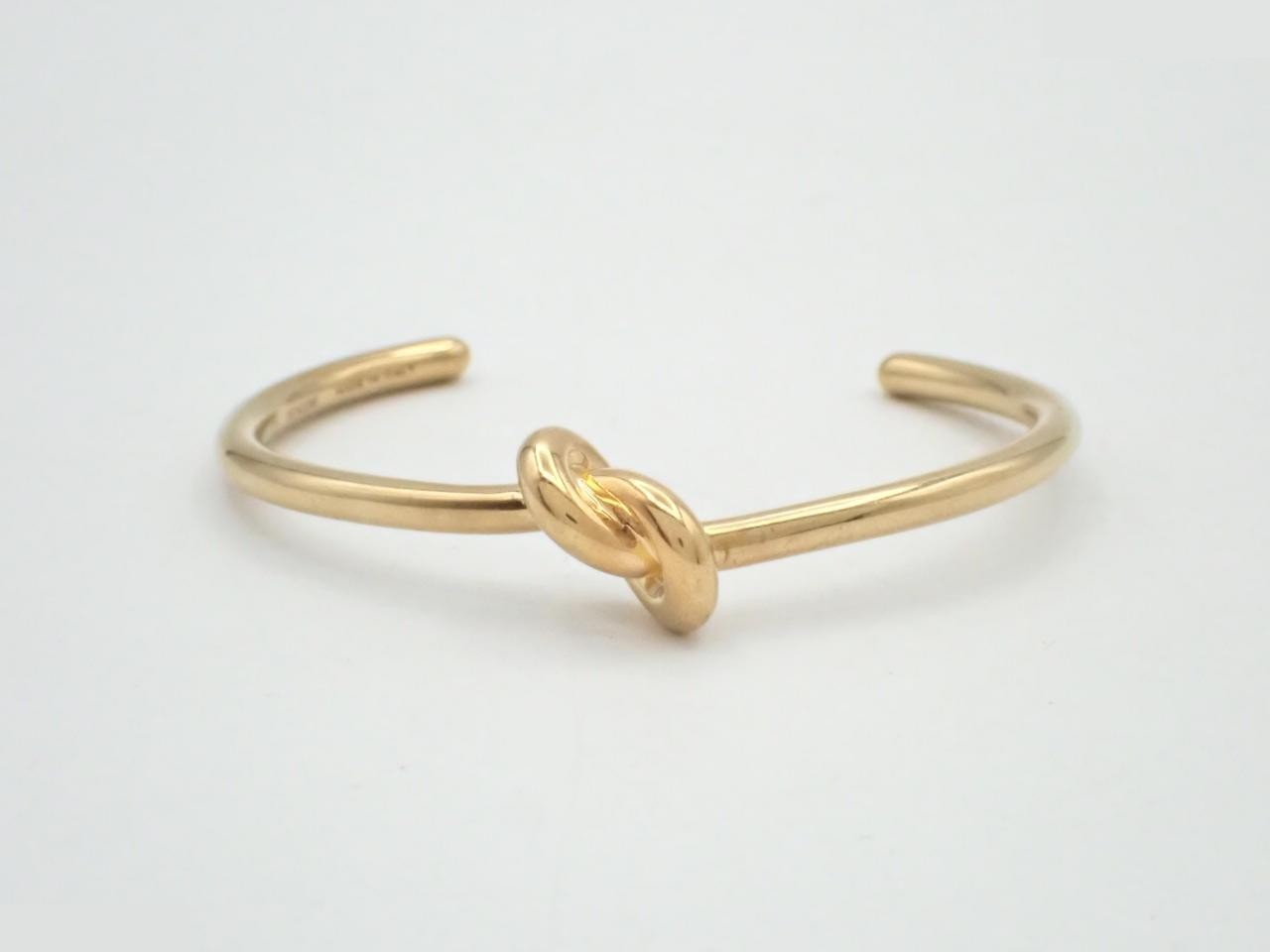 Other lines: Precious metal bracelets and bangles (metal), wrist circumference approximately 15 cm.