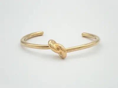 Other lines: Precious metal bracelets and bangles (metal), wrist circumference approximately 15 cm.