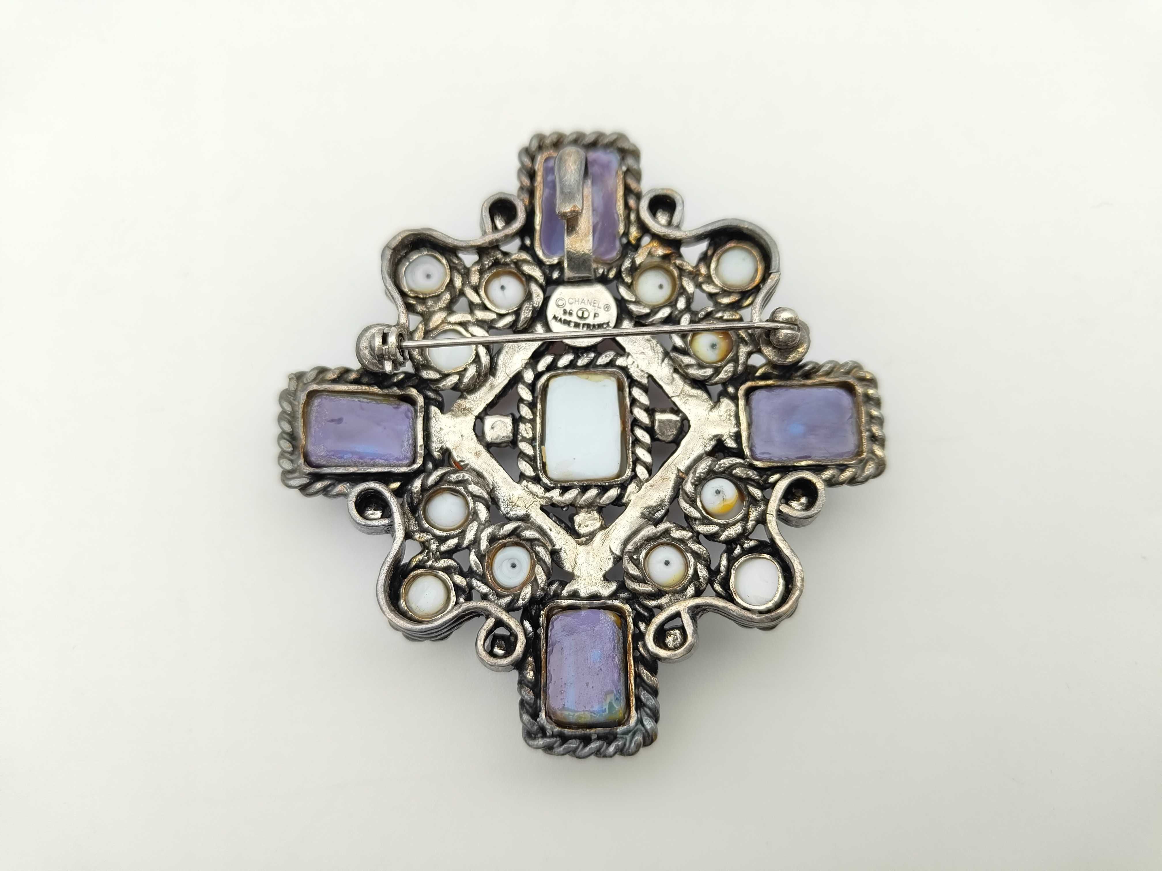 brooch — view 2
