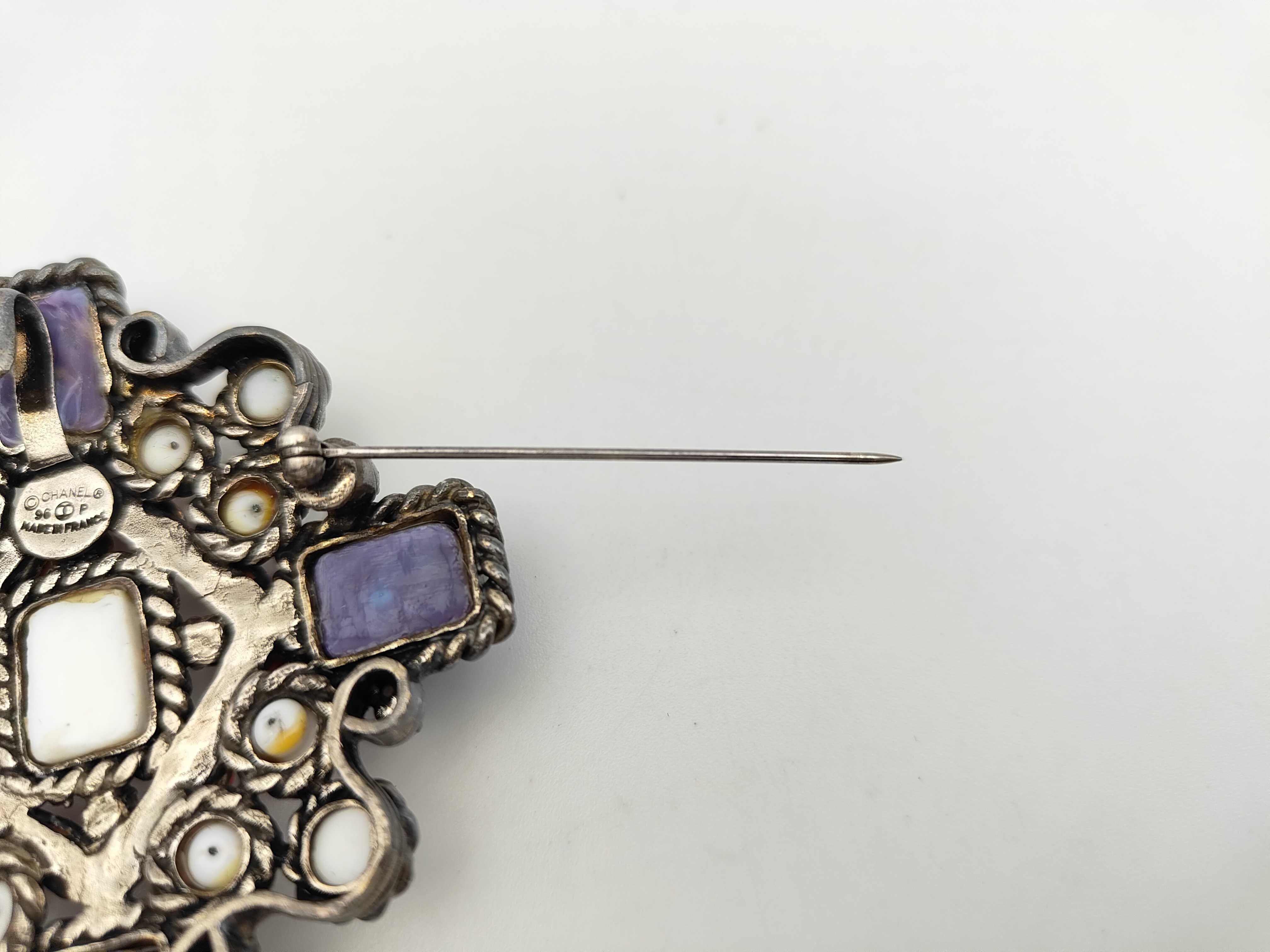brooch — view 3