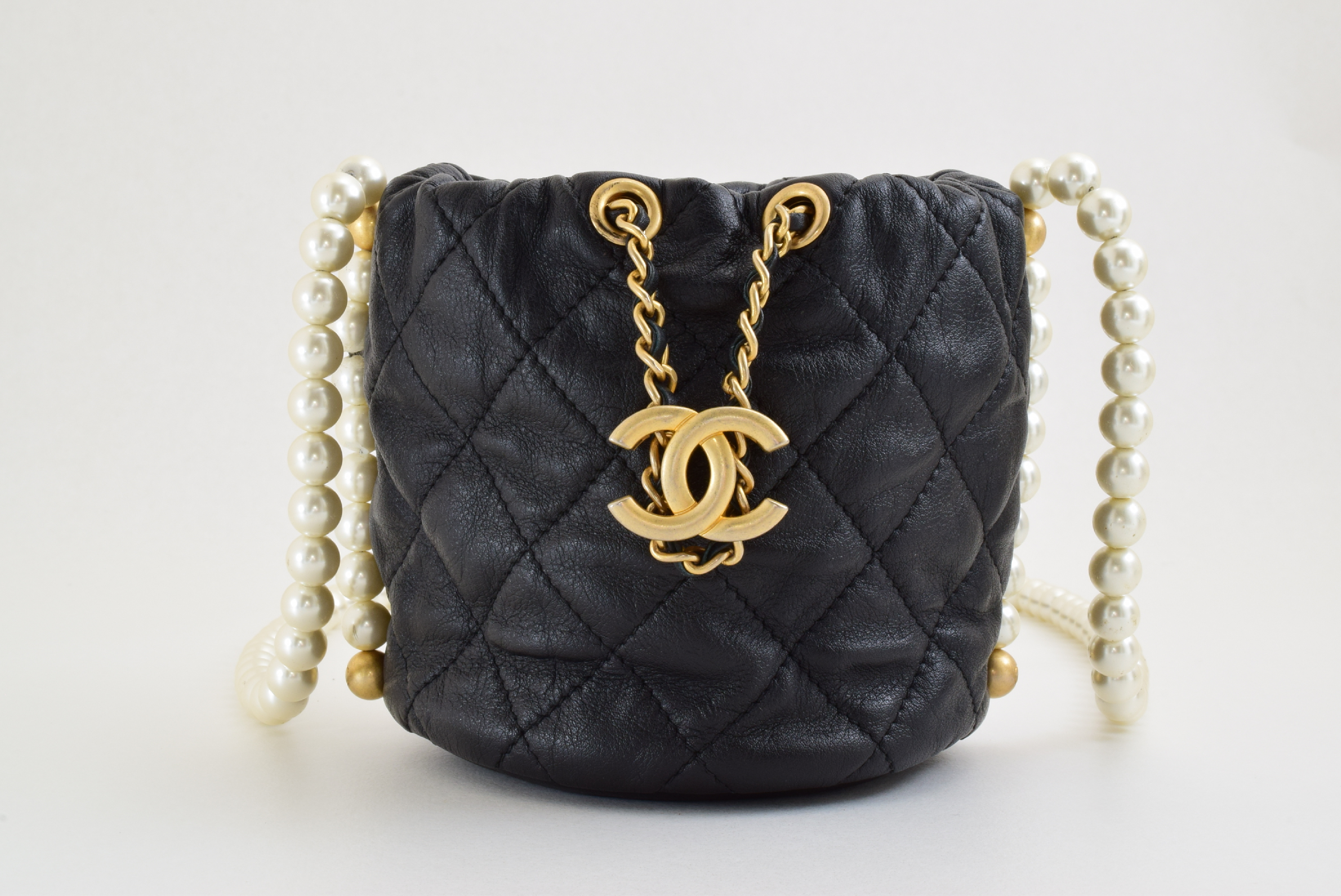 Matelasse Pearl Chain Shoulder Seal Shoulder Bag — view 2