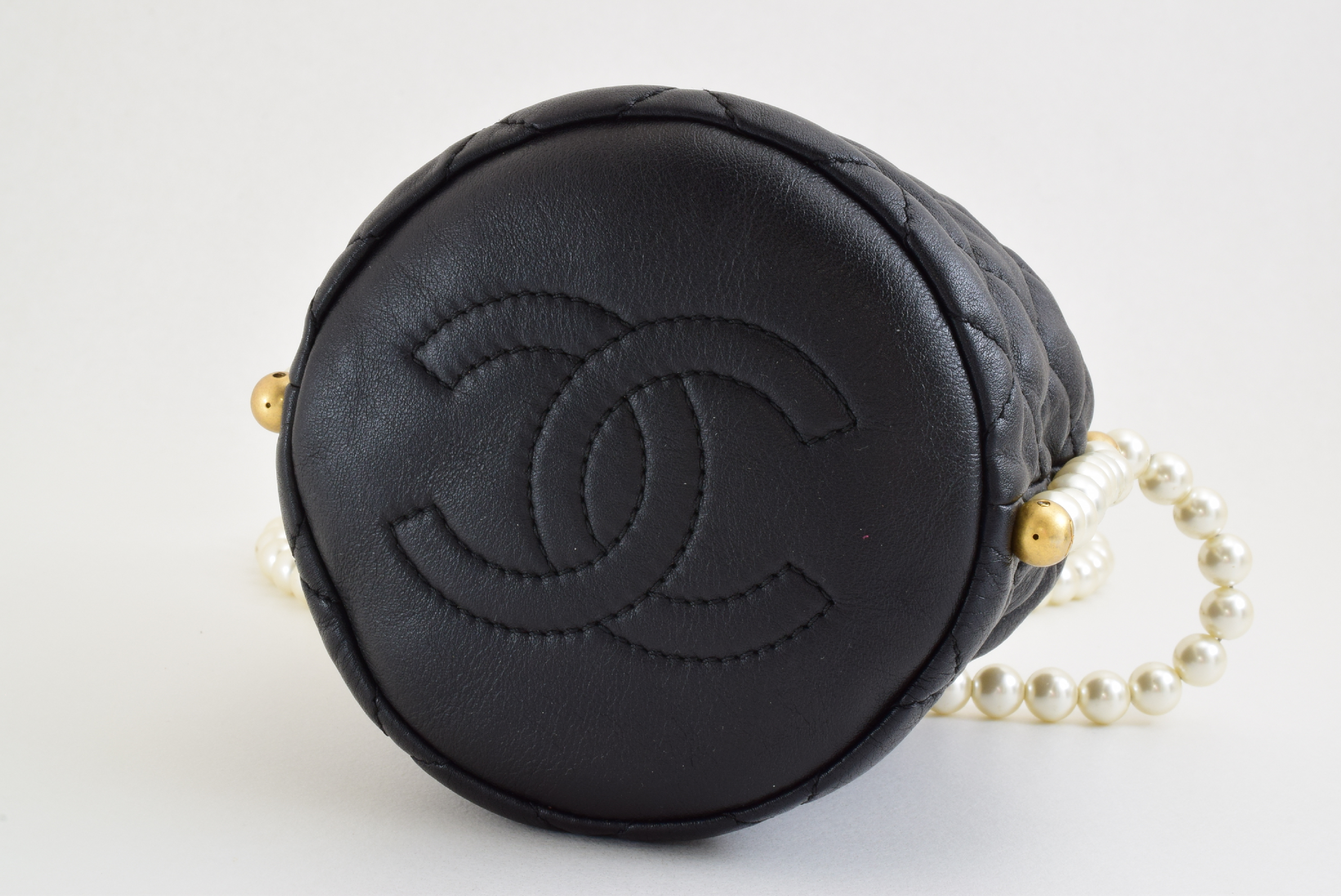 Matelasse Pearl Chain Shoulder Seal Shoulder Bag — view 4