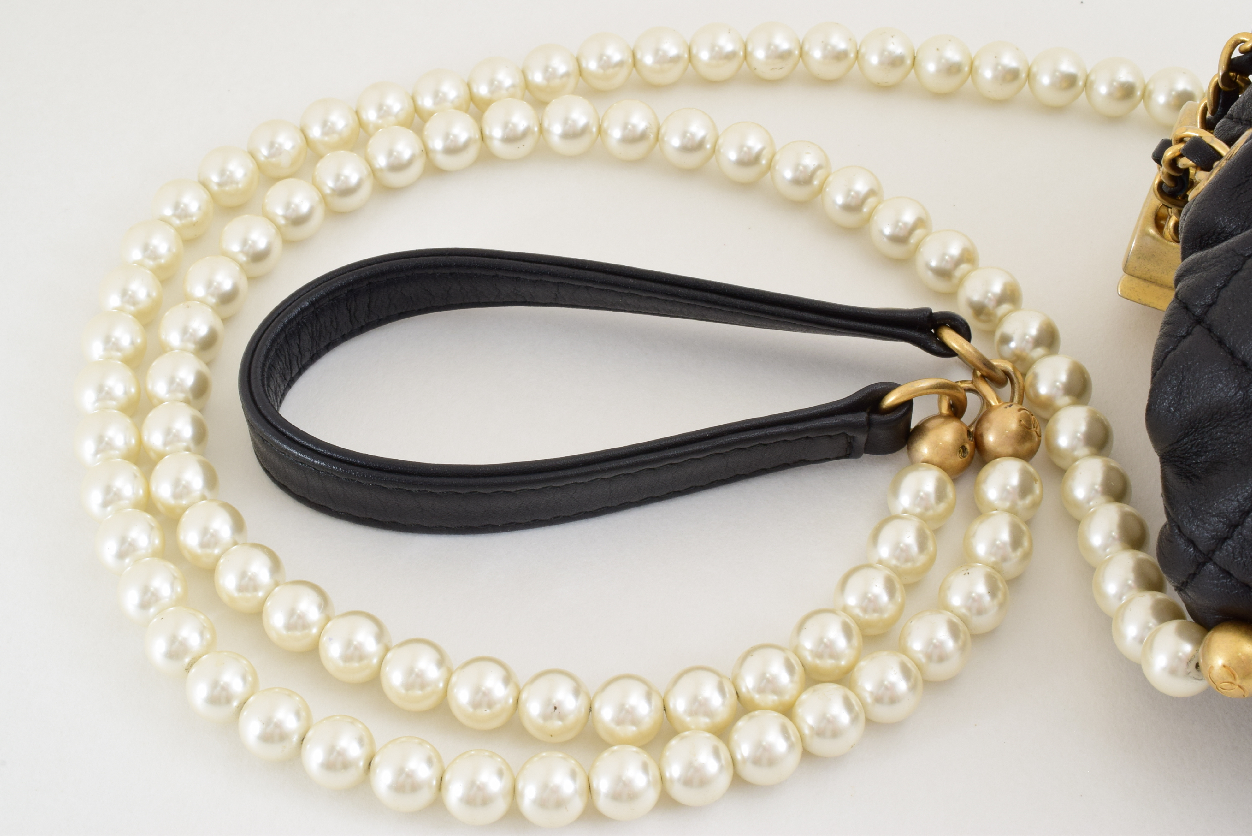 Matelasse Pearl Chain Shoulder Seal Shoulder Bag — view 5