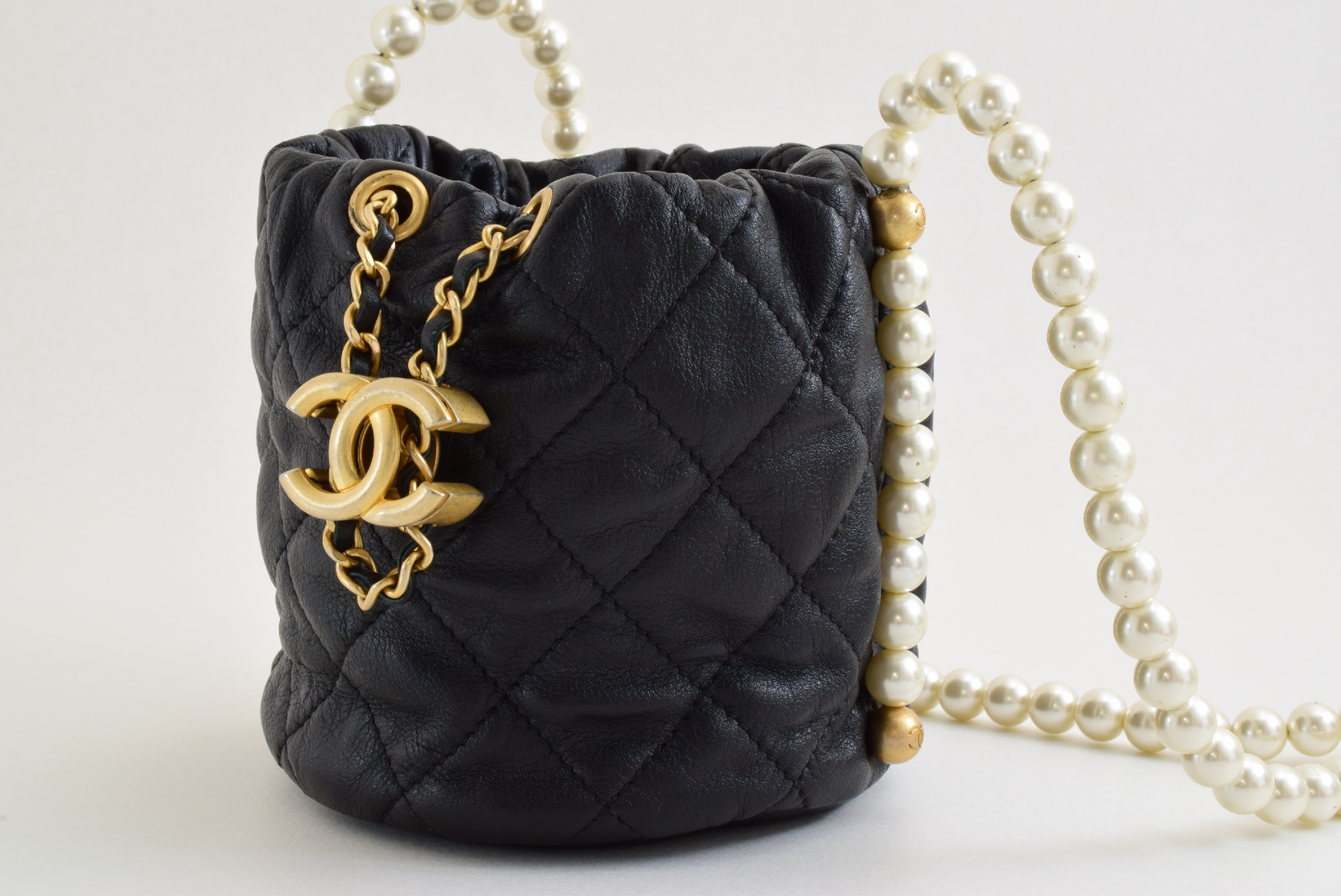 Matelasse Pearl Chain Shoulder Seal Shoulder Bag — view 10