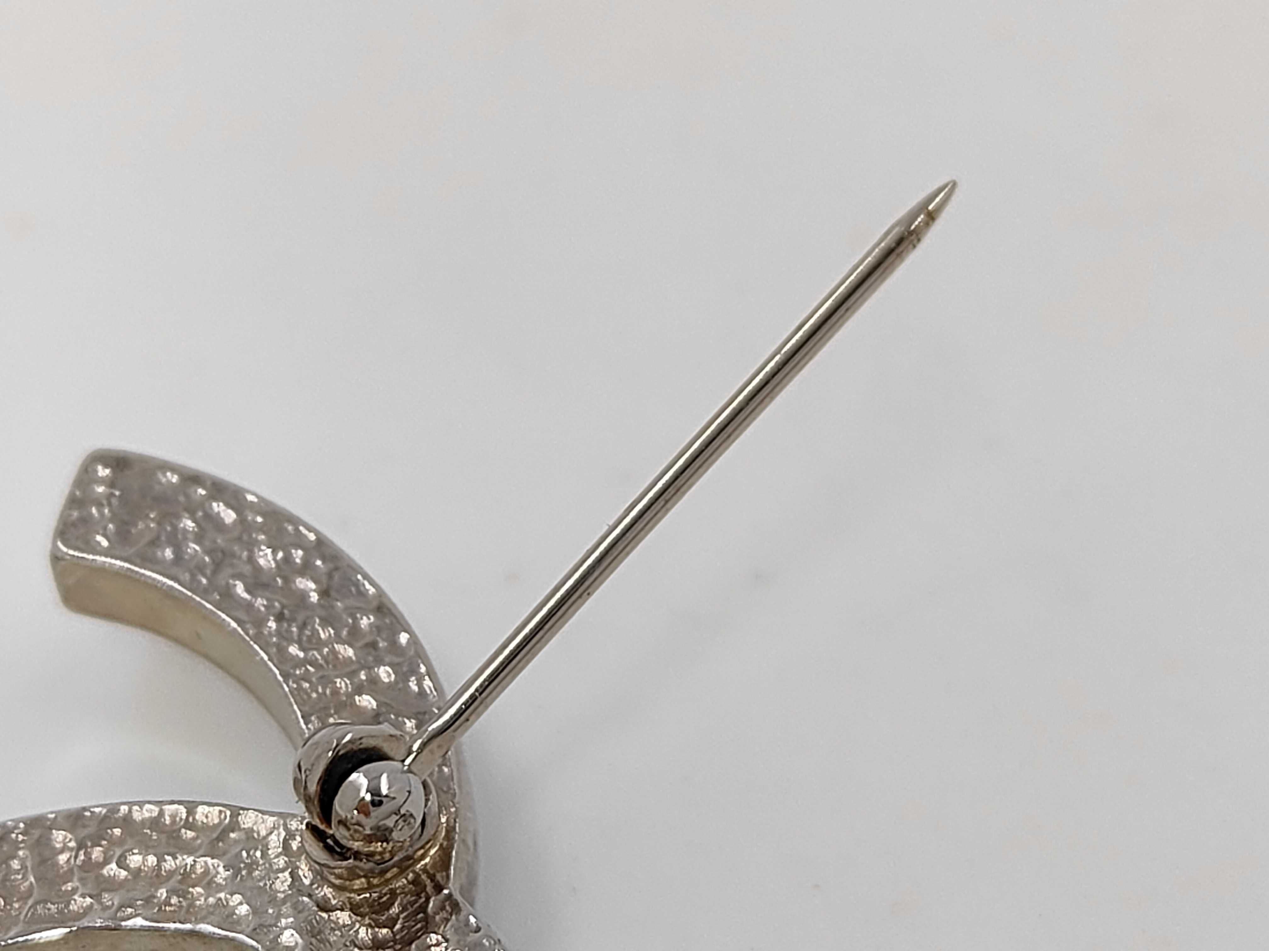 Brooch, Swing, Pearl, Coco Mark, A13V Brooch — view 3