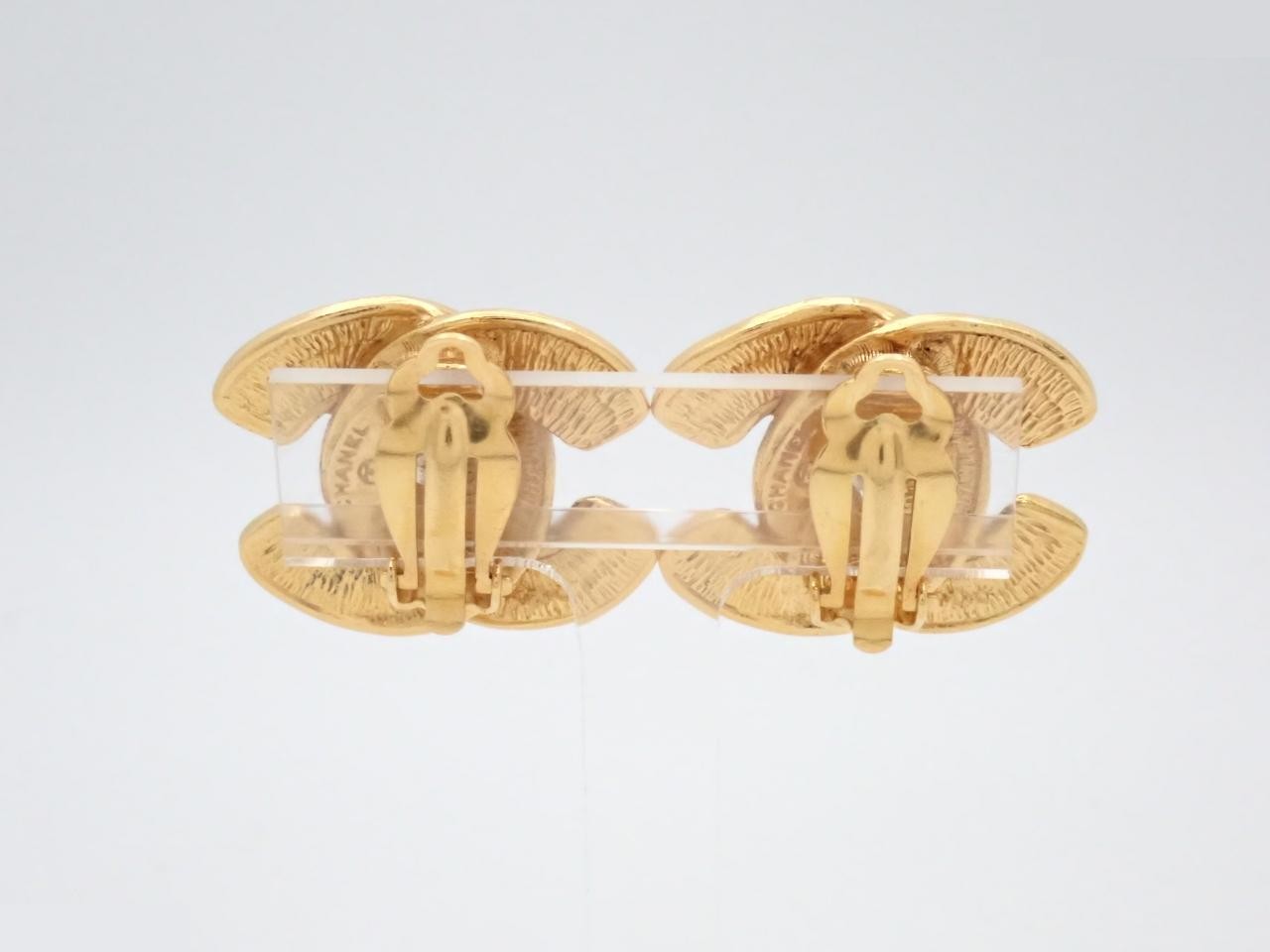 Matelassé (precious metal) earrings — view 2