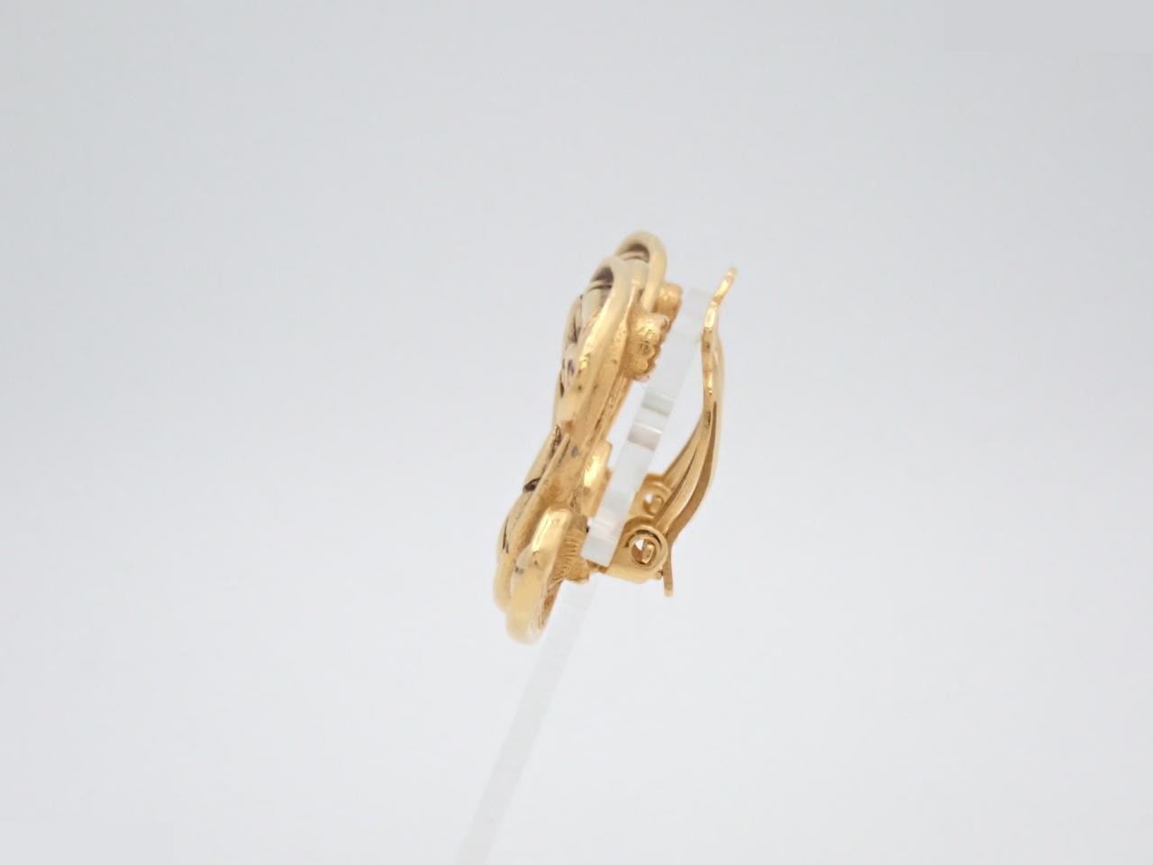 Matelassé (precious metal) earrings — view 3
