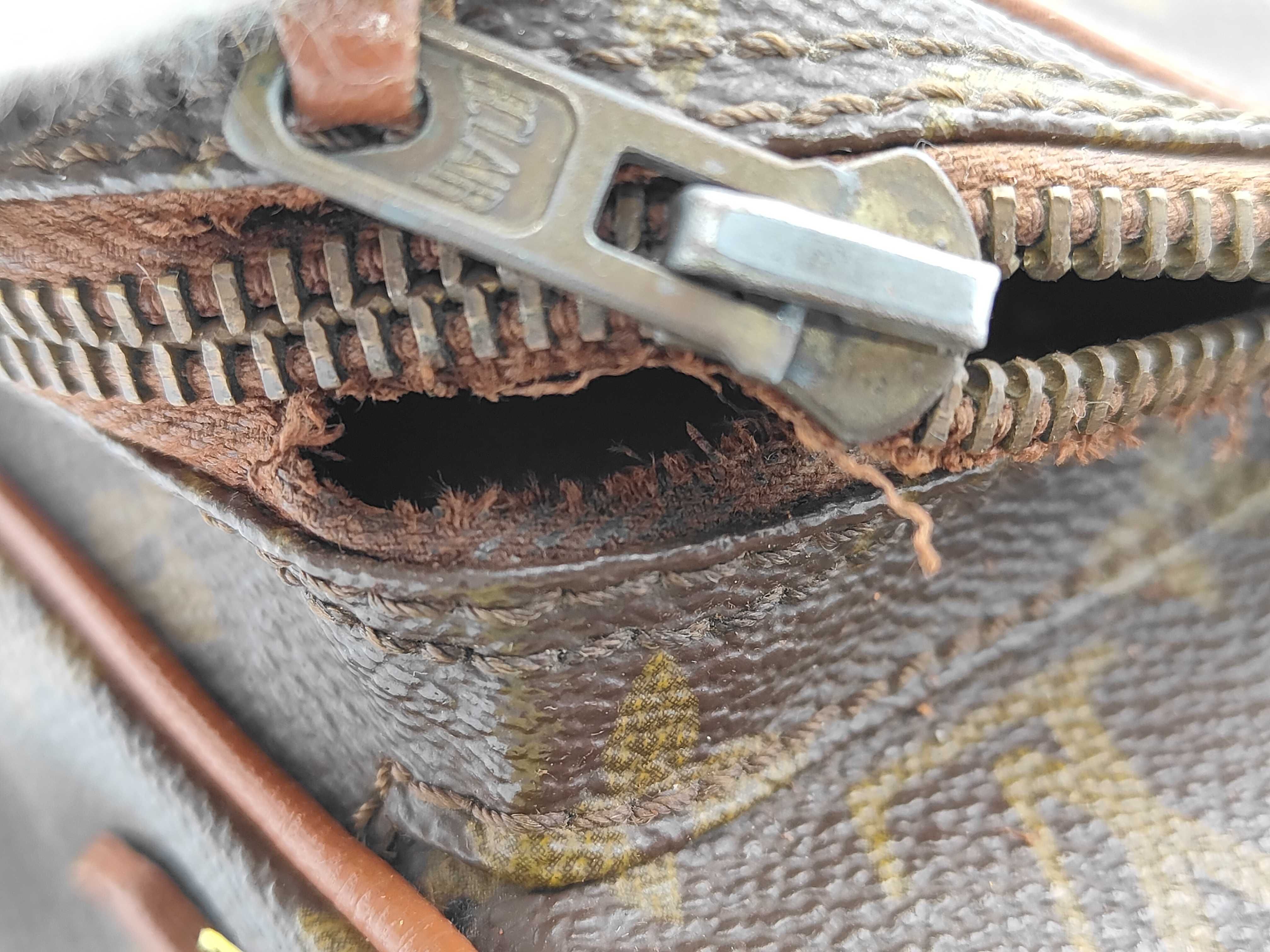 Monogram Shoulder Bag (Old Amazon model) - Zipper loop broken. — view 9