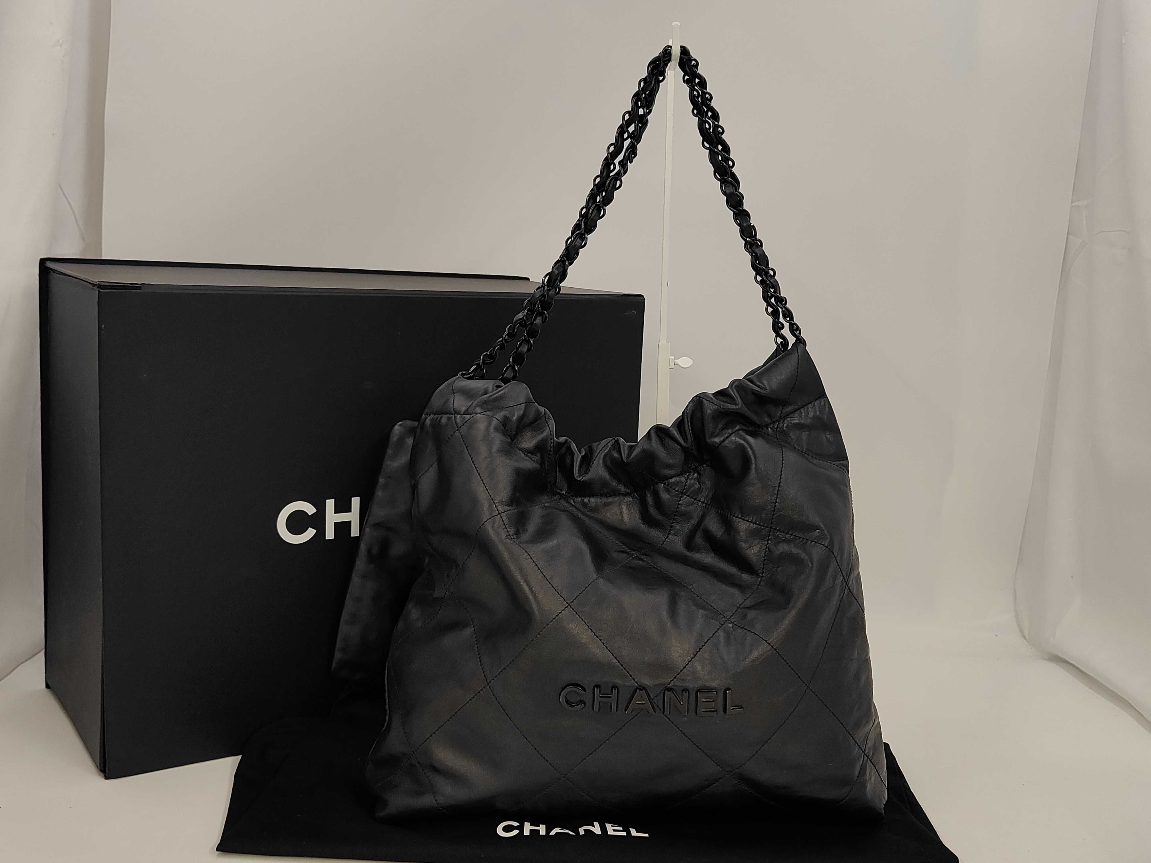 Matelassé Chanel 22 Medium So Black Serial Plate Shoulder Bag