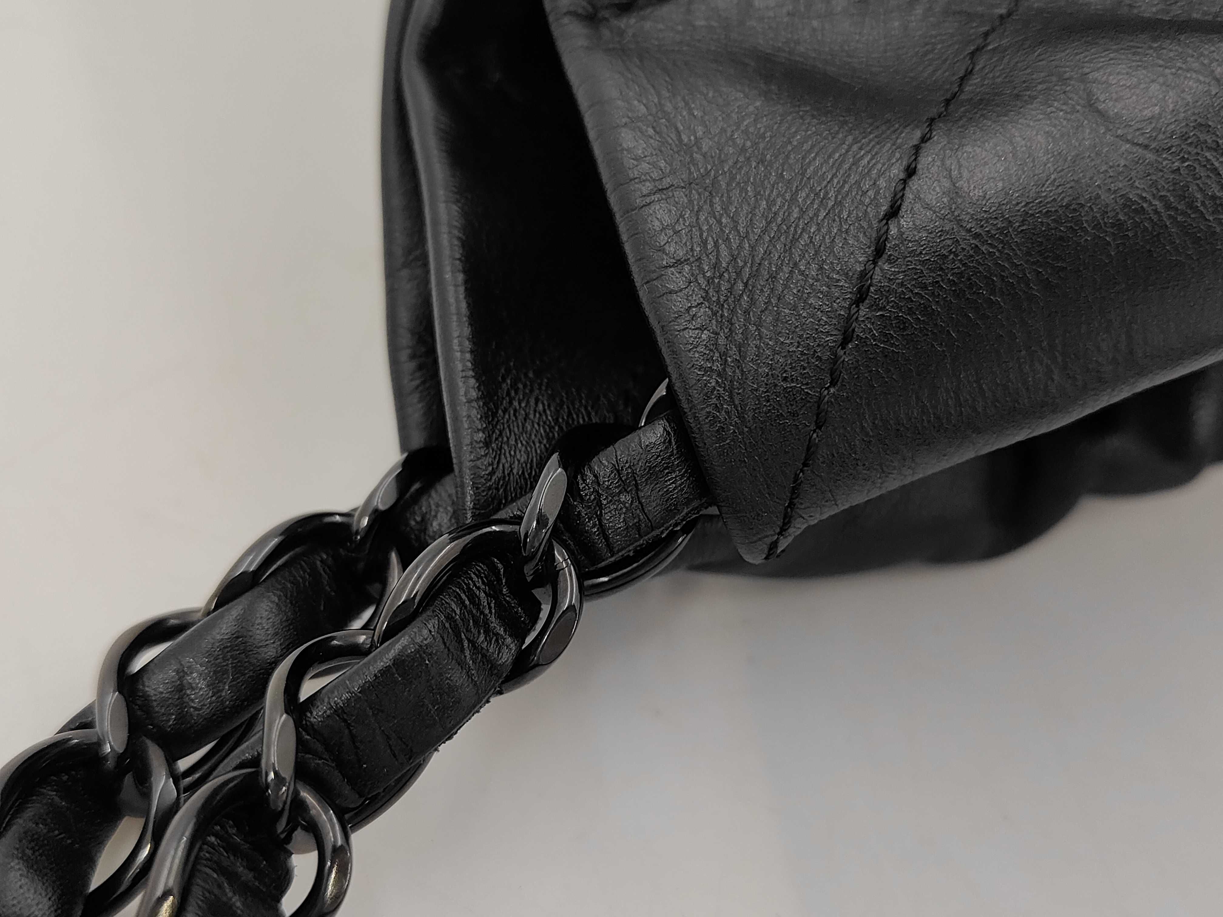 Matelassé Chanel 22 Medium So Black Serial Plate Shoulder Bag — view 7