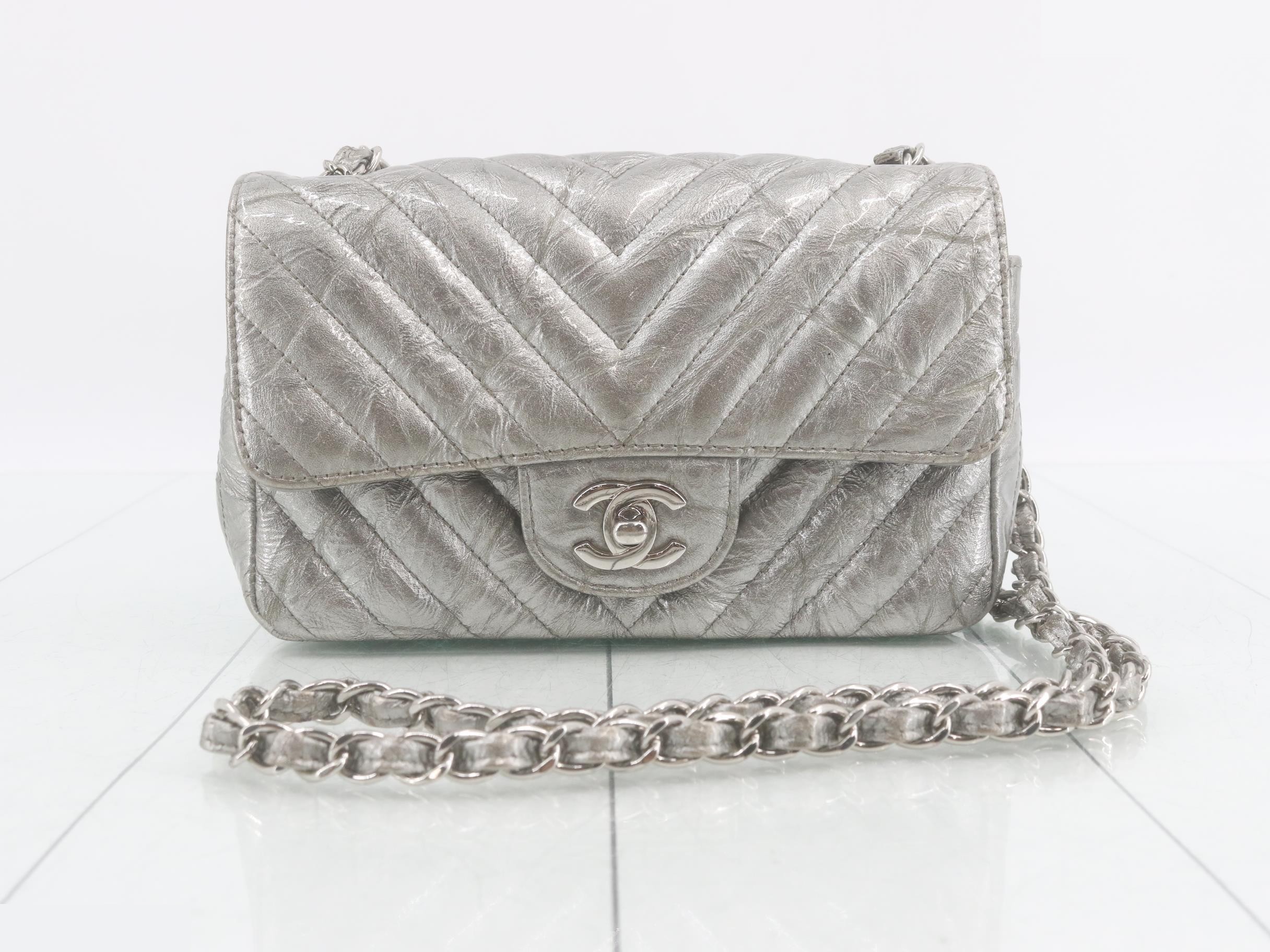 V-stitch enamel chain shoulder bag, silver color