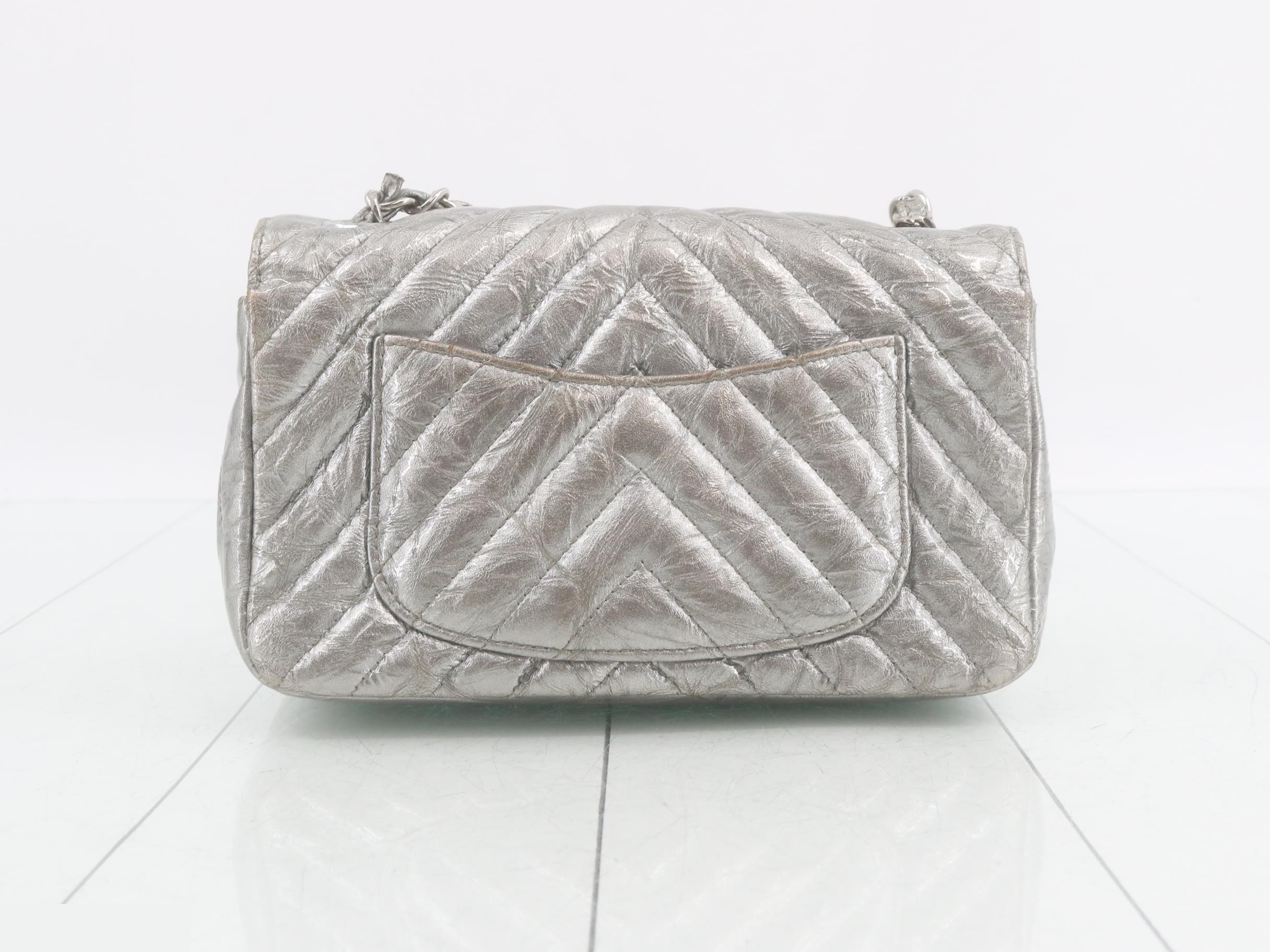 V-stitch enamel chain shoulder bag, silver color — view 2
