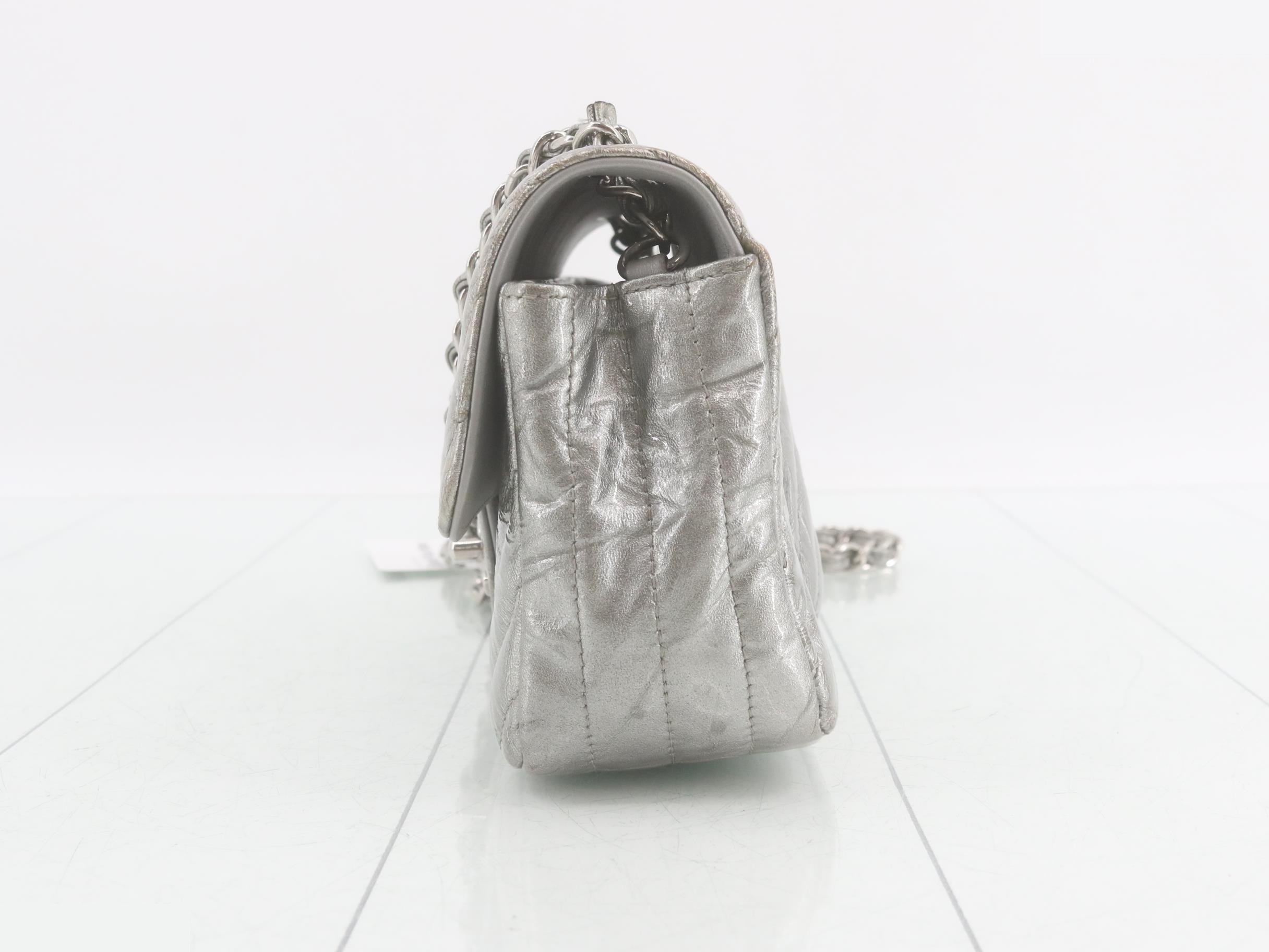 V-stitch enamel chain shoulder bag, silver color — view 3