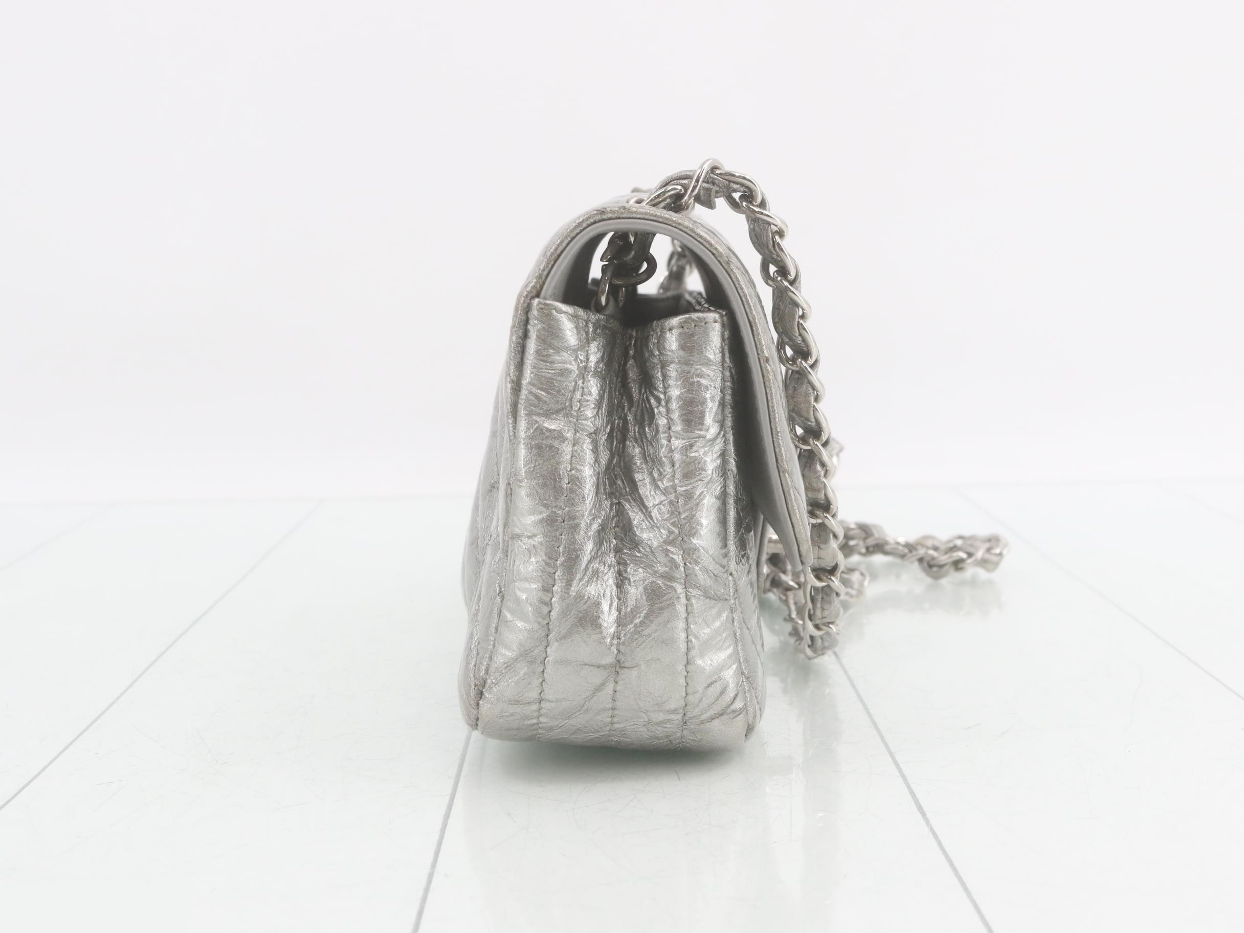 V-stitch enamel chain shoulder bag, silver color — view 4