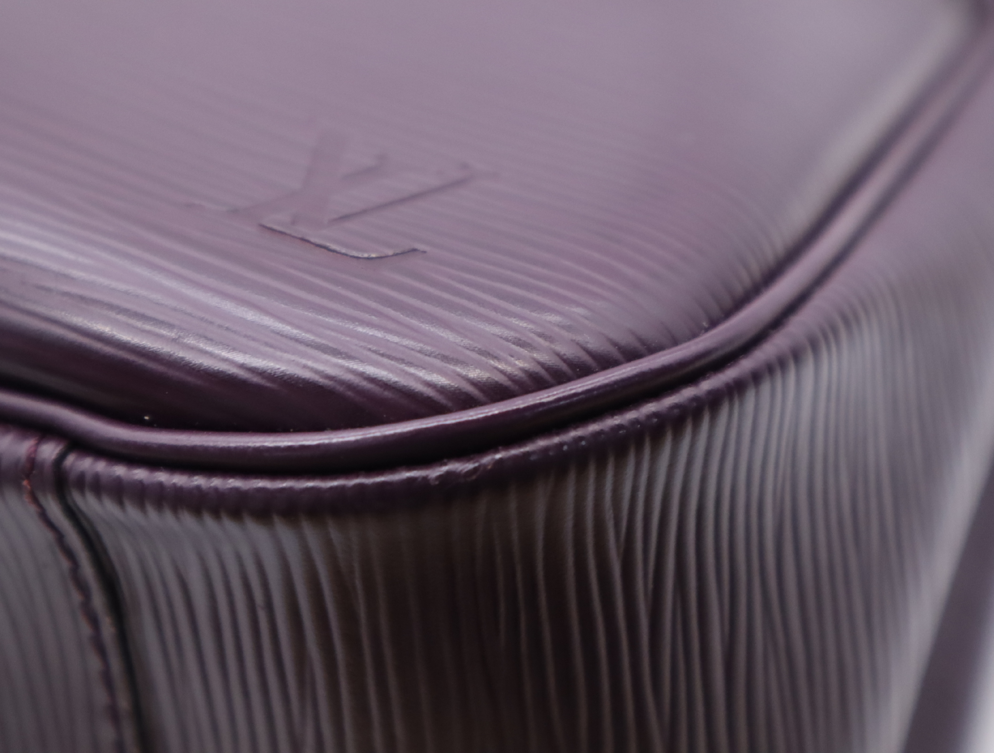 M5926K Epi Passy Cassis Handbag — view 7