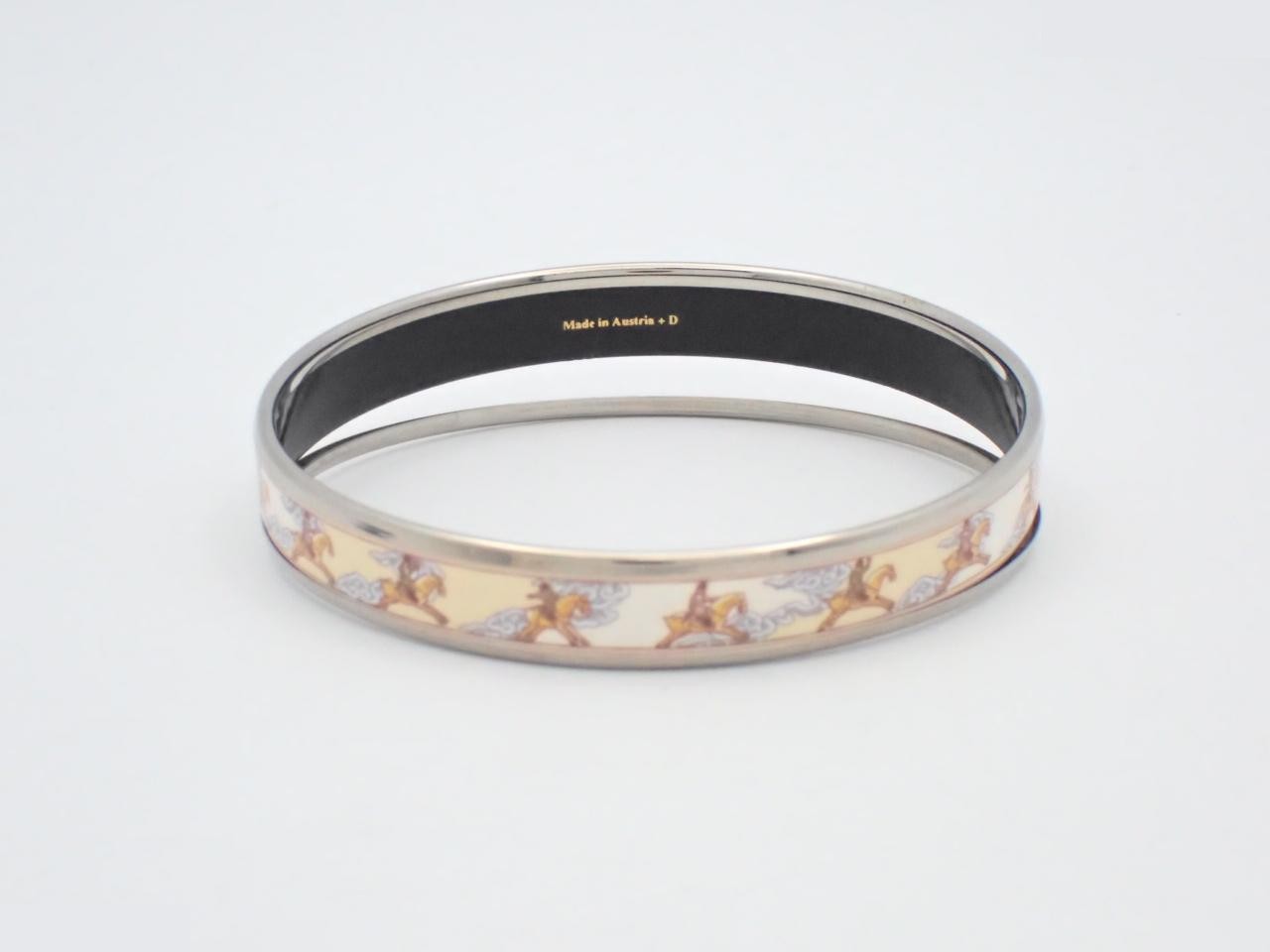 Bangle, wrist circumference approximately 19 cm — view 2