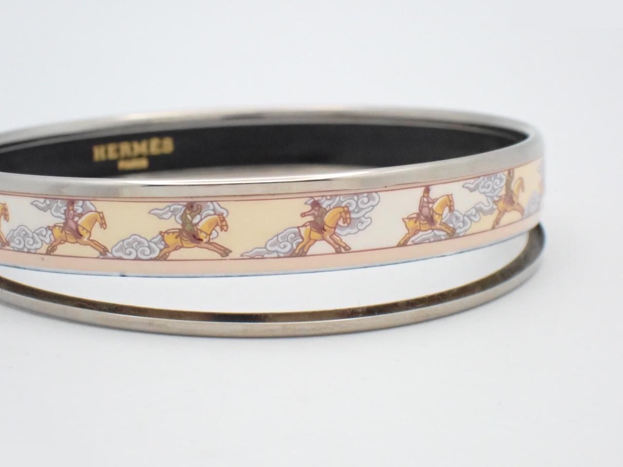 Bangle, wrist circumference approximately 19 cm — view 3