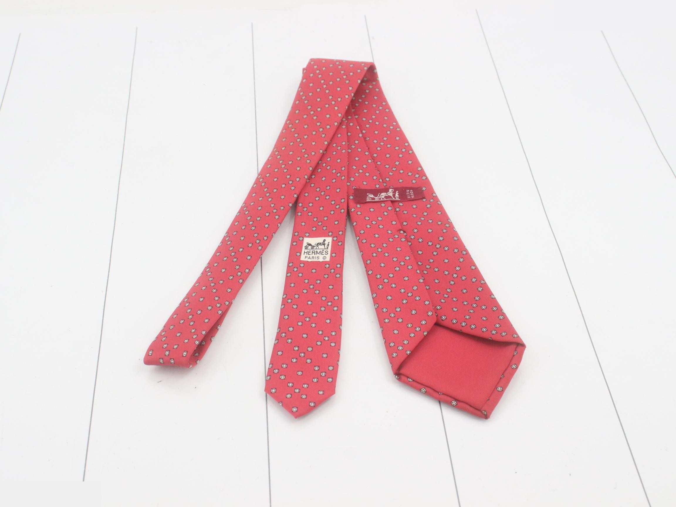 tie — view 2