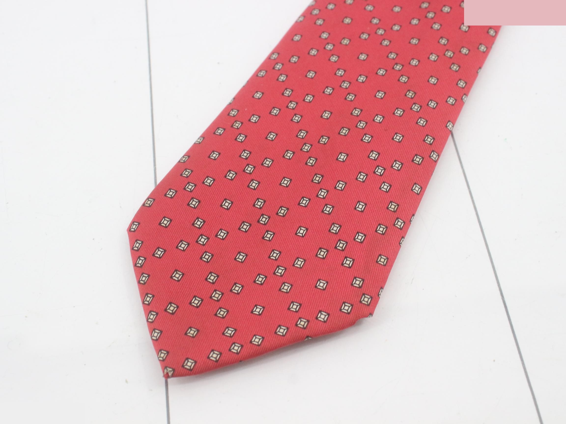 tie — view 3