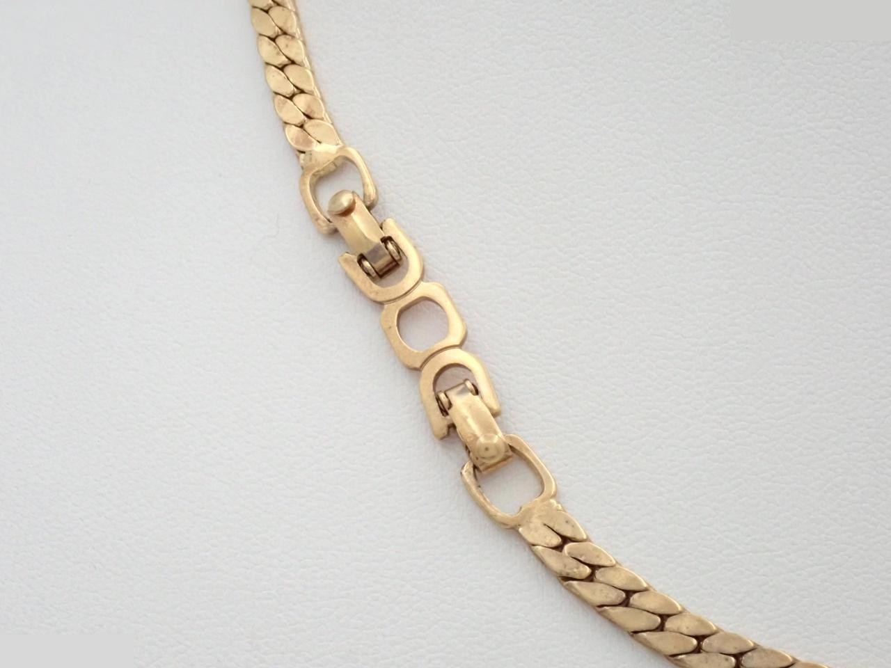 Other lines: Precious metals, necklaces, pendants, chains approximately 40cm long. — view 2