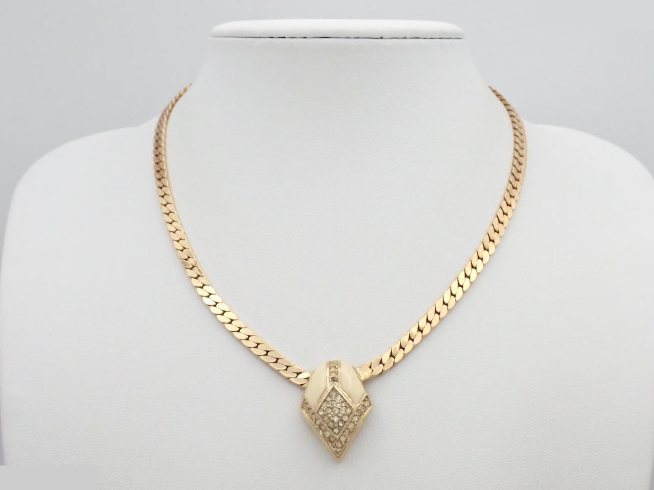 Other lines: Precious metals, necklaces, pendants, chains approximately 40cm long. — view 3