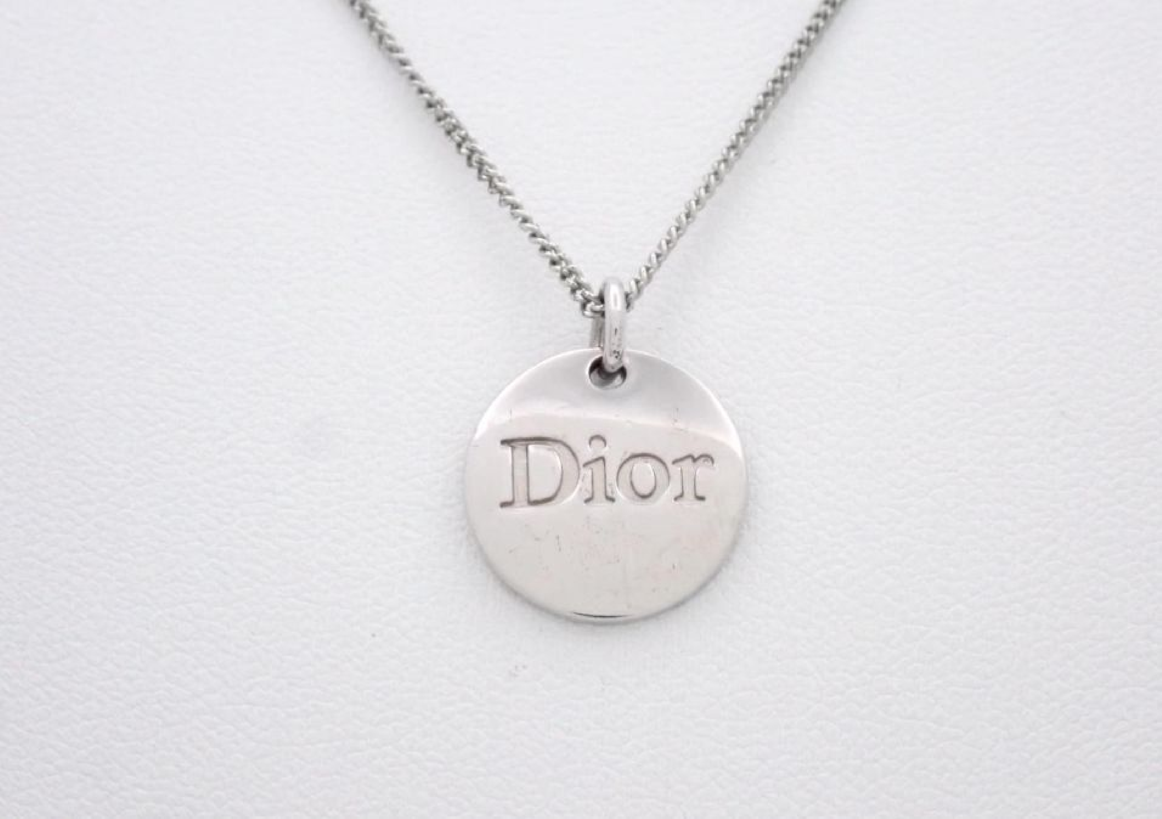necklace pendant, chain approximately 45cm.