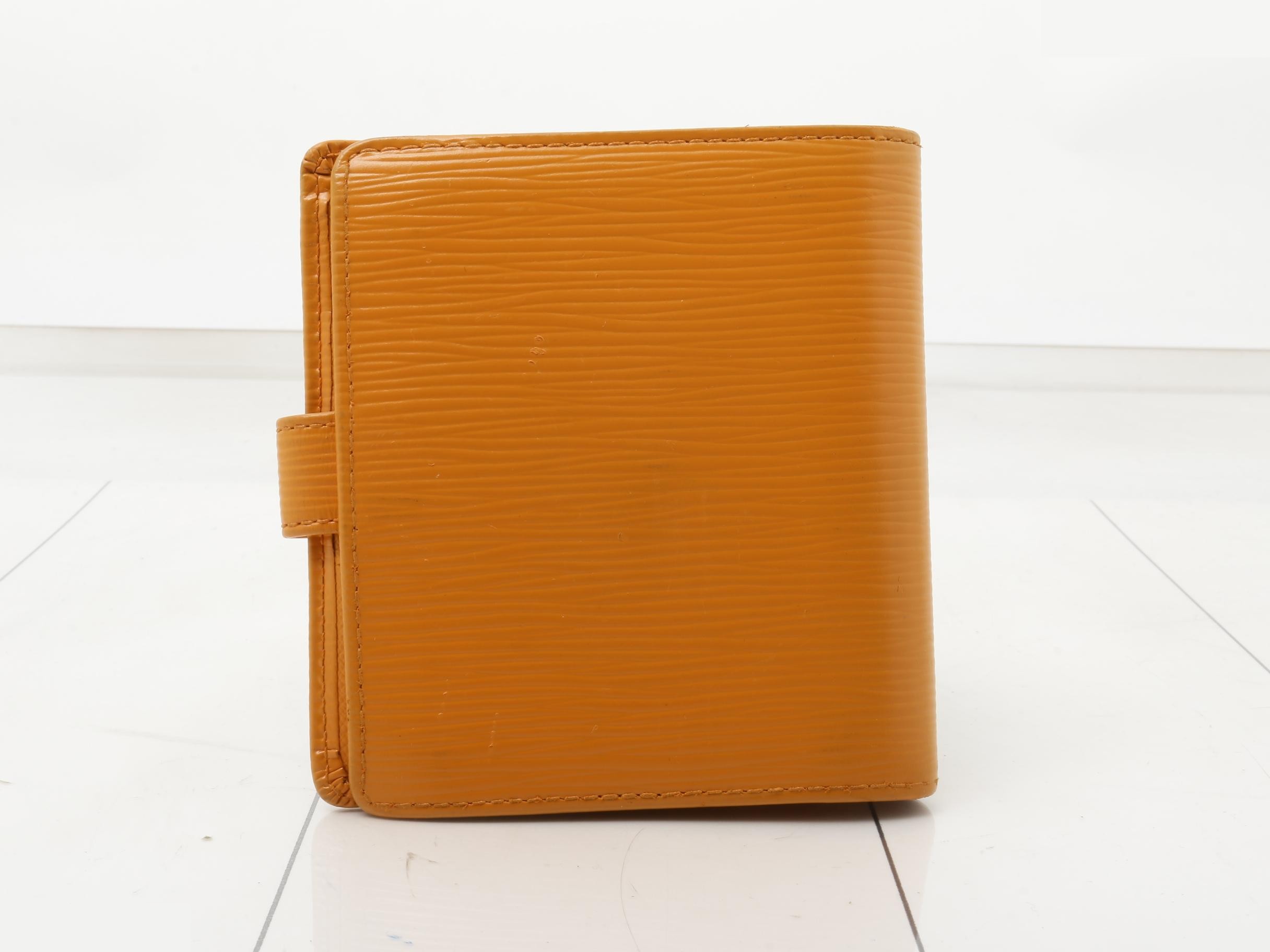 Epi Portefeuille Compact Mandarin Bi-fold Wallet — view 2