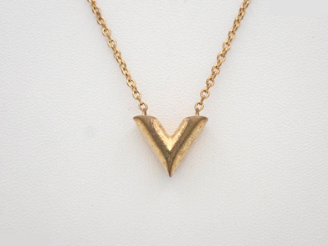 Essential V Necklace
