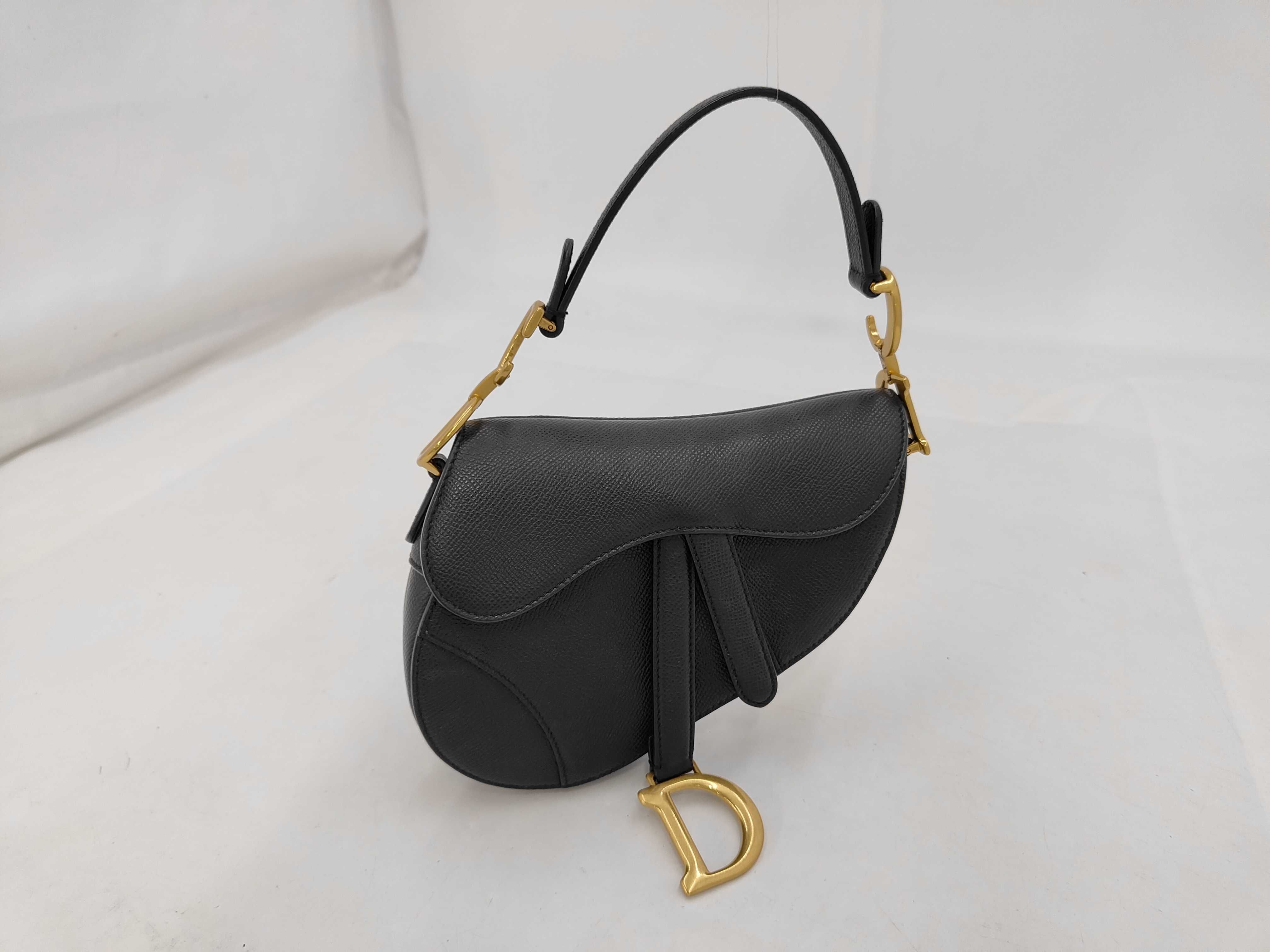 handbag, saddle color, black.