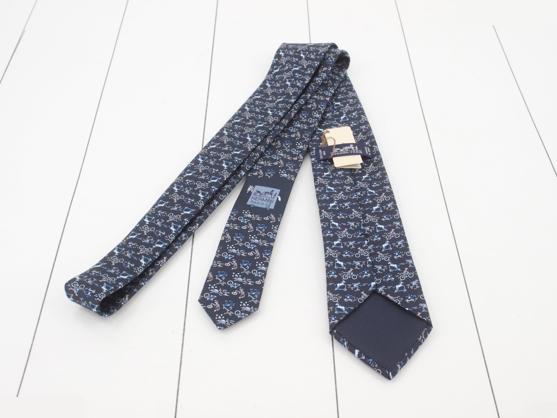 Navy, unused, stored item, box included. — view 2