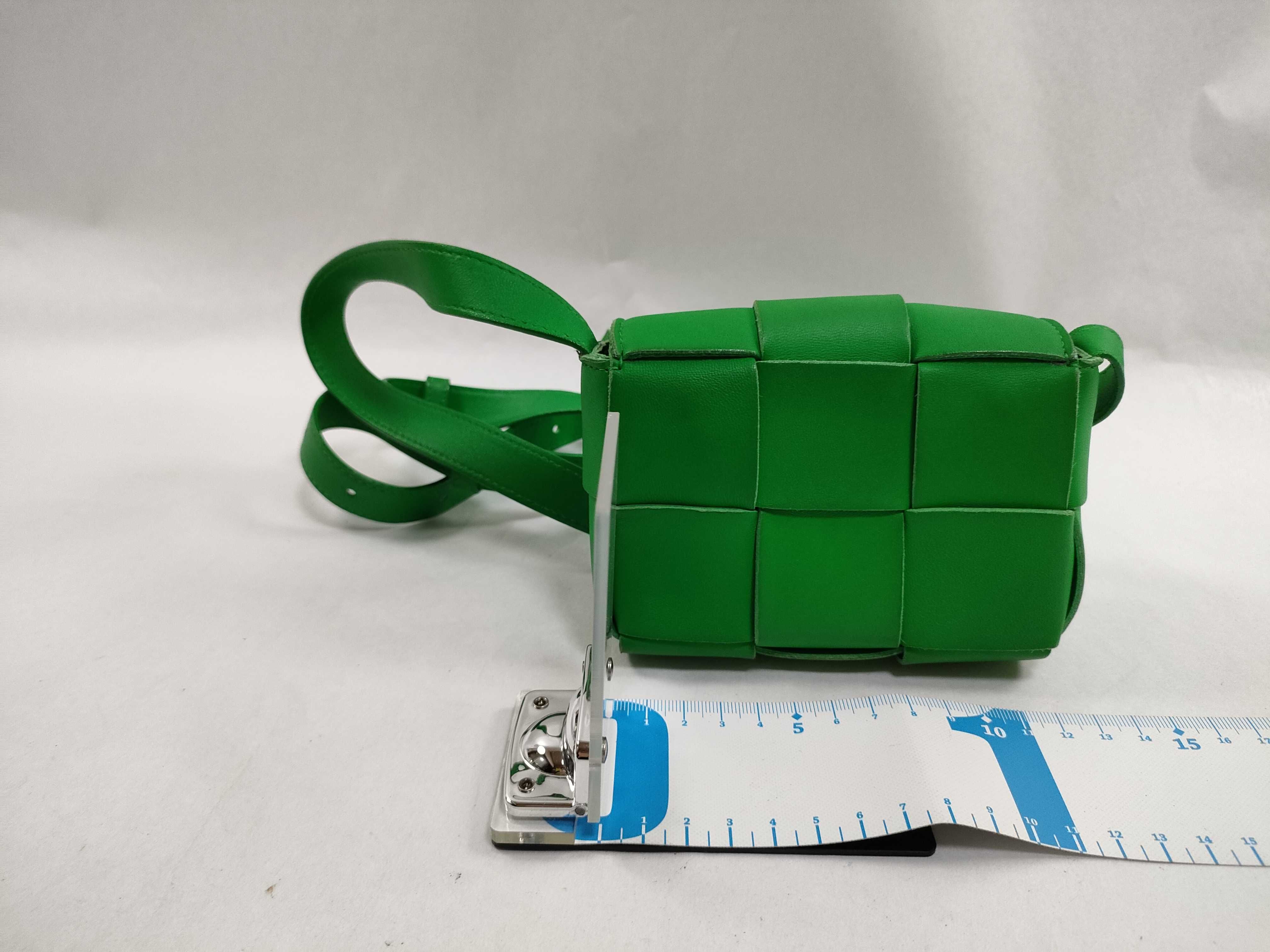 Intrecciato Bottega Veneta Maxi Intrecciato Candy Cassette Leather Shoulder Bag Green Shoulder Bag — view 2