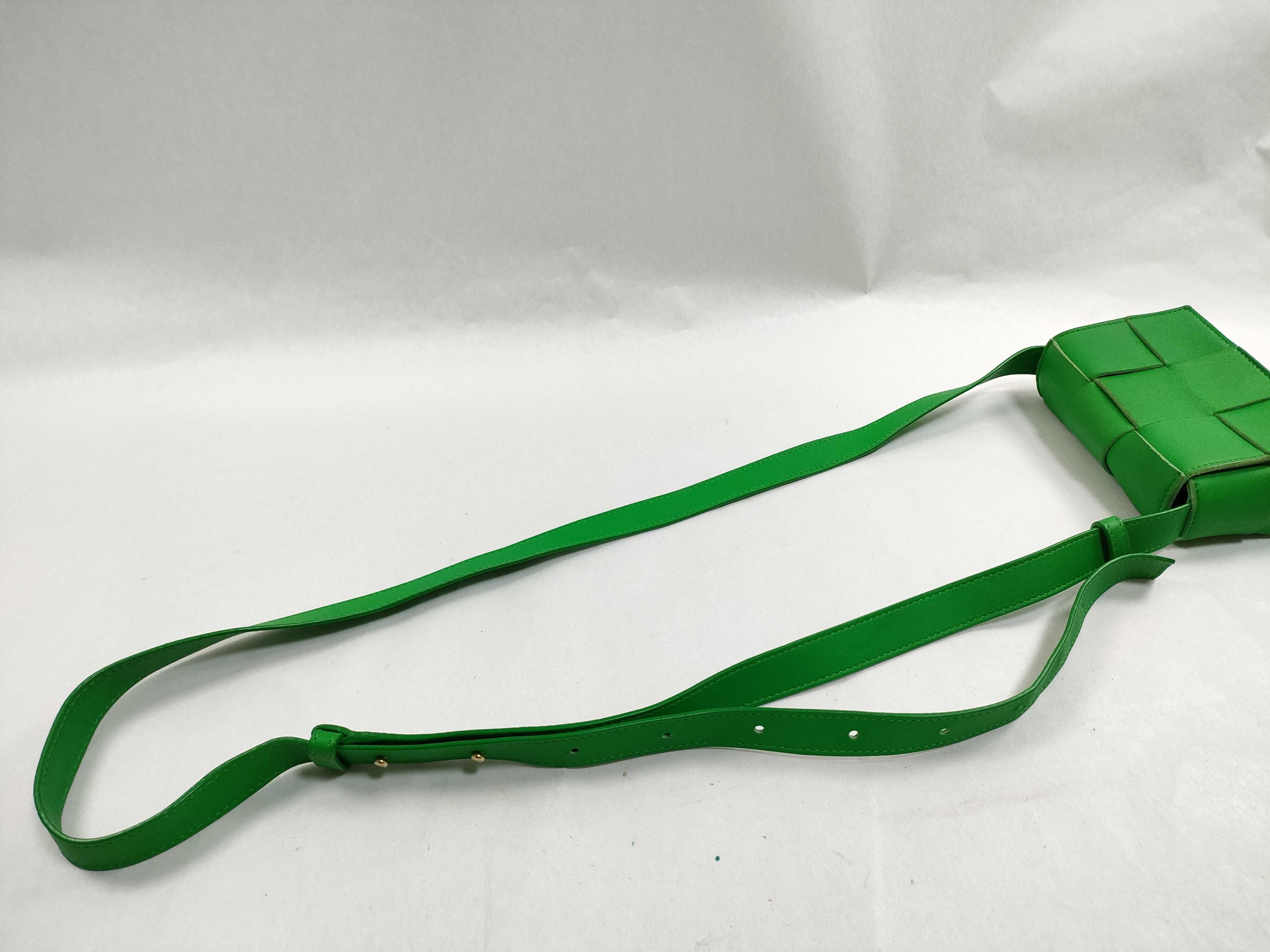 Intrecciato Bottega Veneta Maxi Intrecciato Candy Cassette Leather Shoulder Bag Green Shoulder Bag — view 3