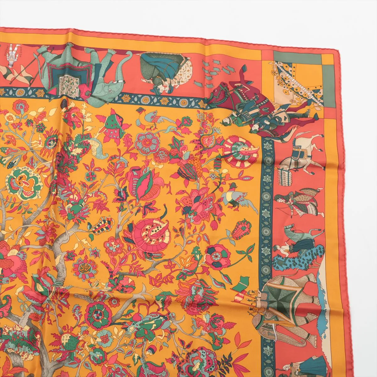 Carre 90 Fantaisies indiennes Dazzling India Scarf Silk Orange Thread Fuzz Thread — view 3