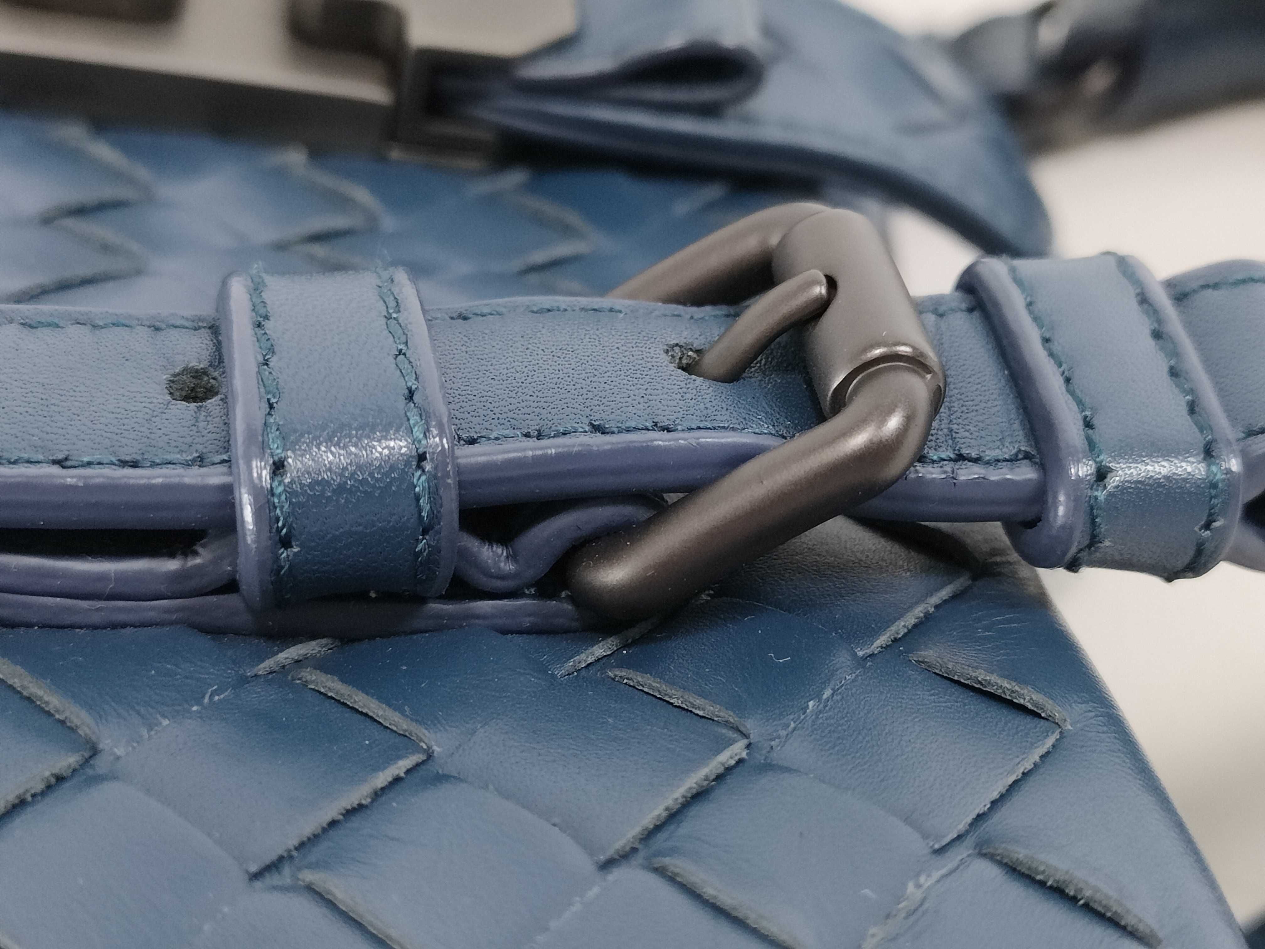 Intrecciato Full Leather Roma Bag Small Blue Handbag — view 5