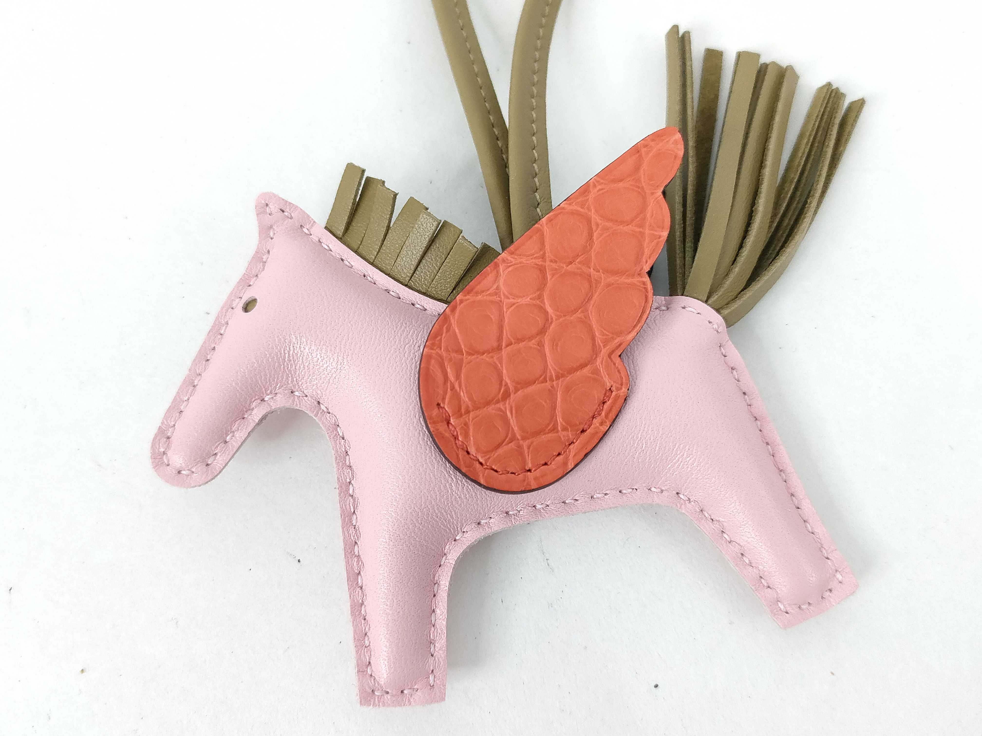 Rodeo Pegasus PM Orange Poppy/Dune/Rose Sakura/Beblanc Agno Milo/Alligator Matte K Engraved Charm — view 4